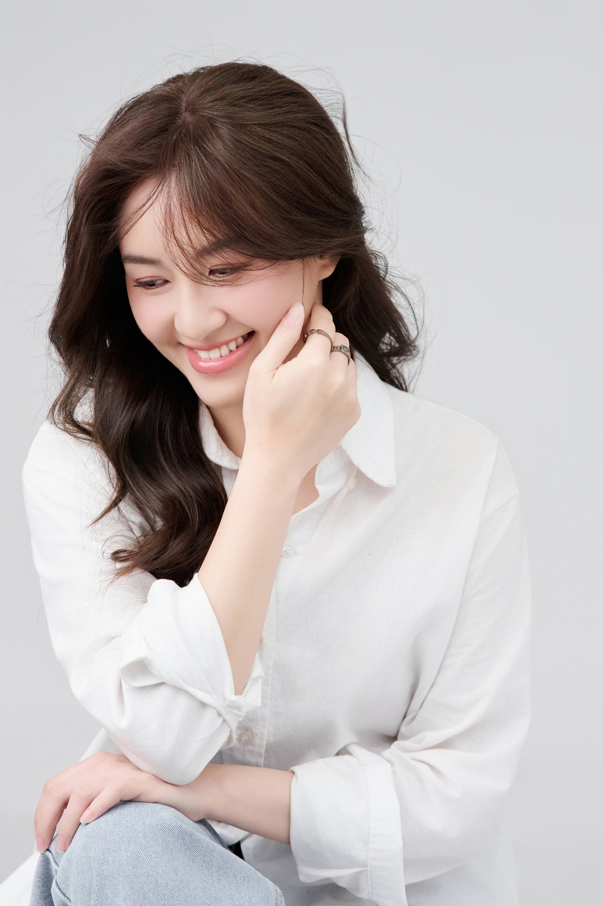 Chị Vân Võ mỉm cười e ấp với mái tóc buông lơi tự nhiên bên vai