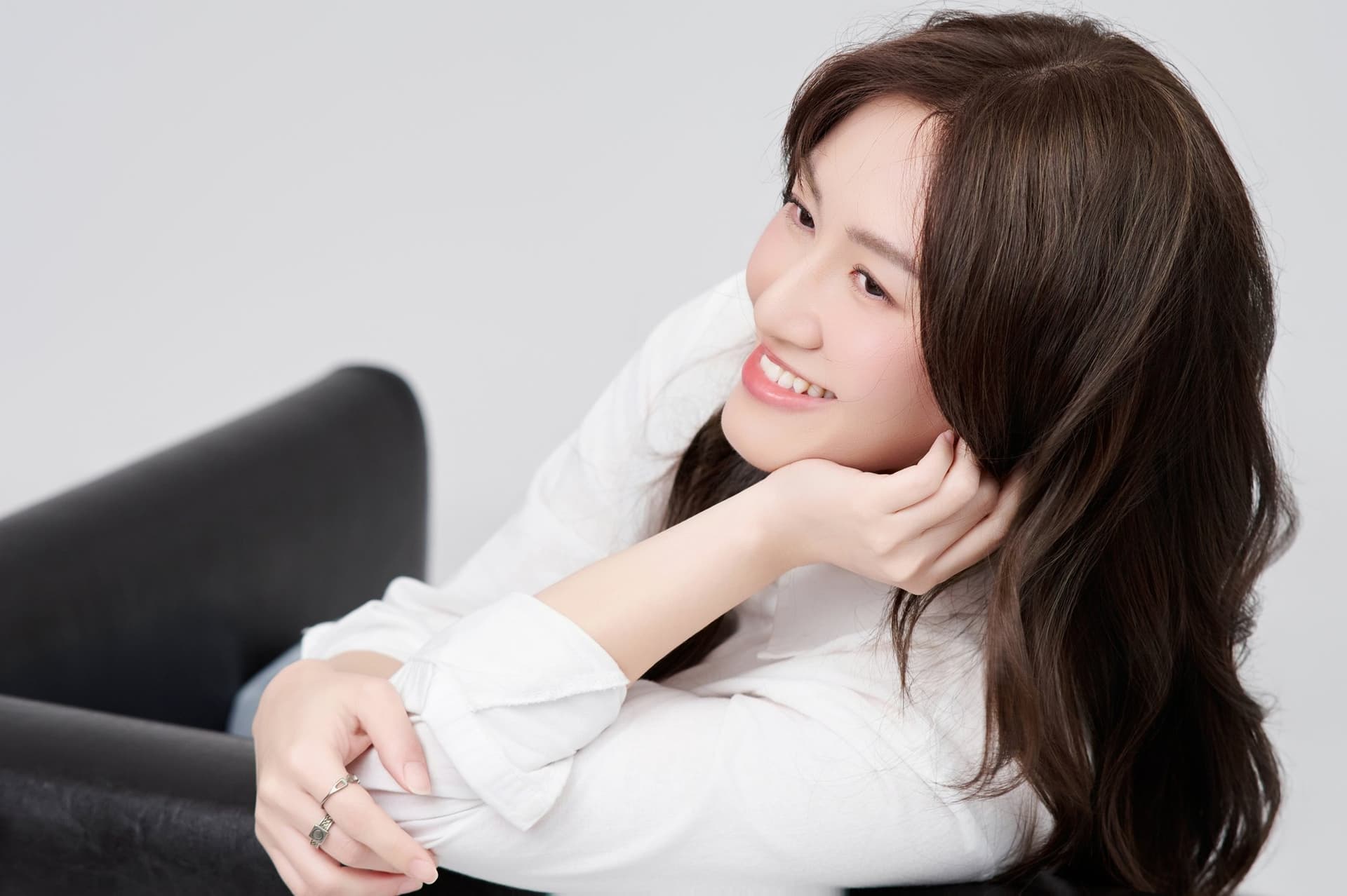 Chị Vân Võ tựa đầu mỉm cười bình yên trong một khoảnh khắc nằm thư giãn