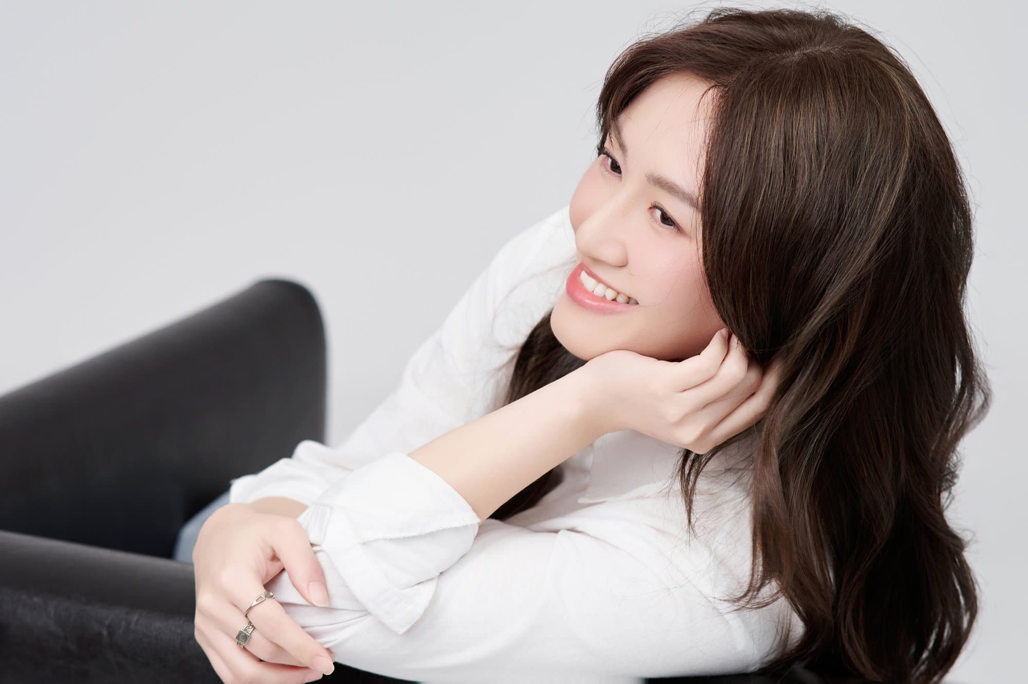 Chị Vân Võ tựa đầu mỉm cười bình yên trong một khoảnh khắc nằm thư giãn