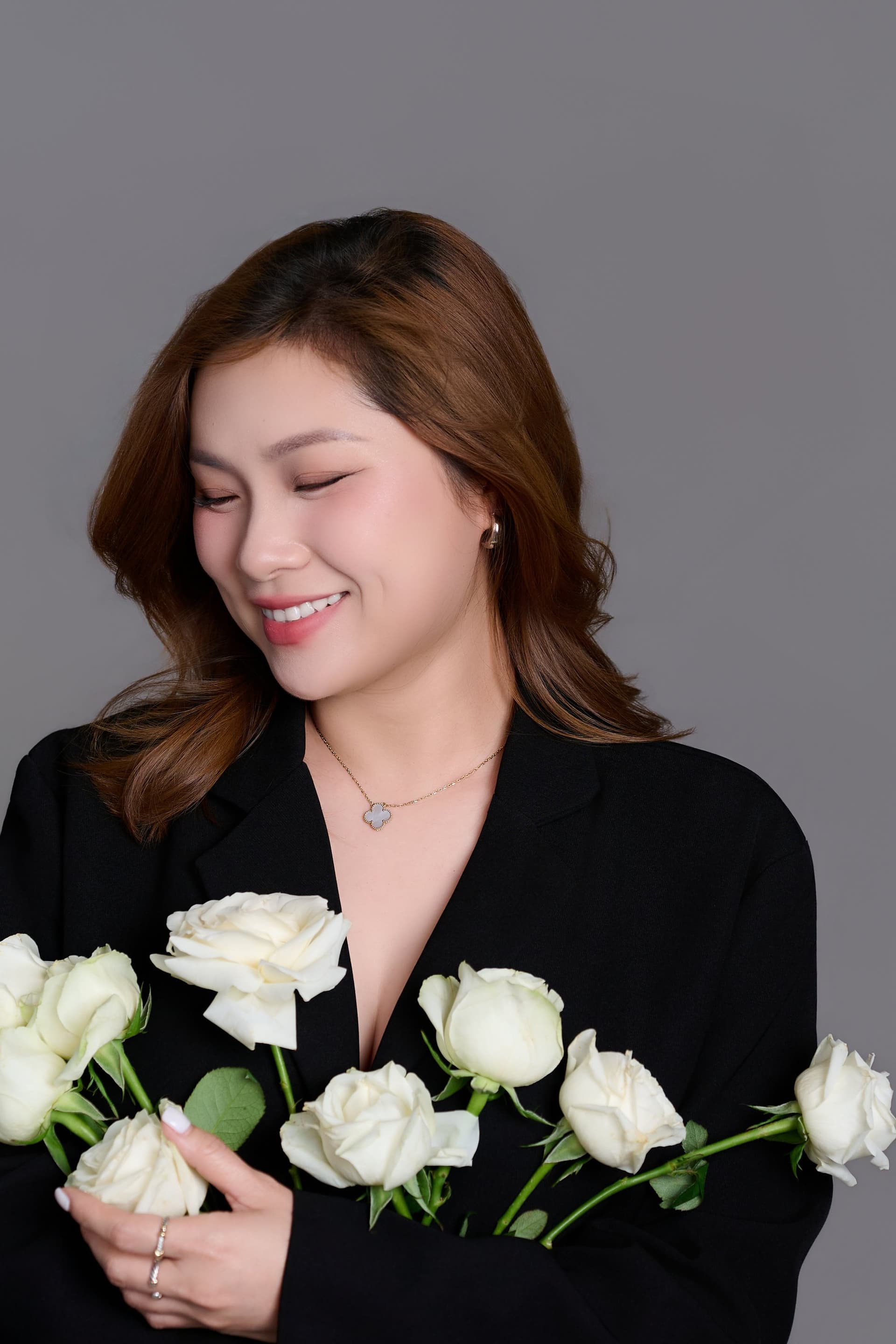 Bó hoa hồng trắng tự tay mua trên đường về