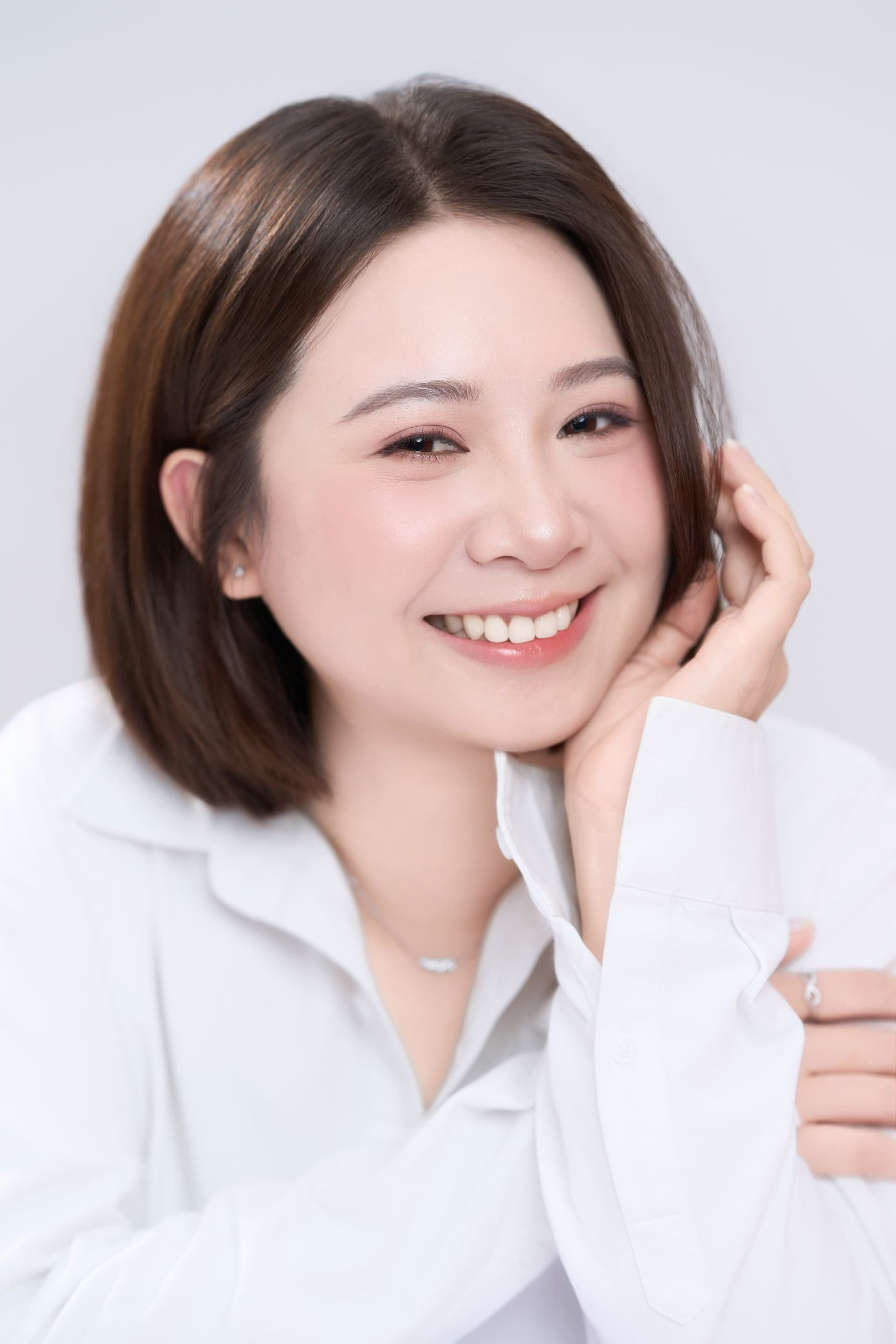 Vũ Hậu cười tươi tắn, ánh mắt sáng rạng rỡ và tràn đầy vẻ trong trẻo bình yên