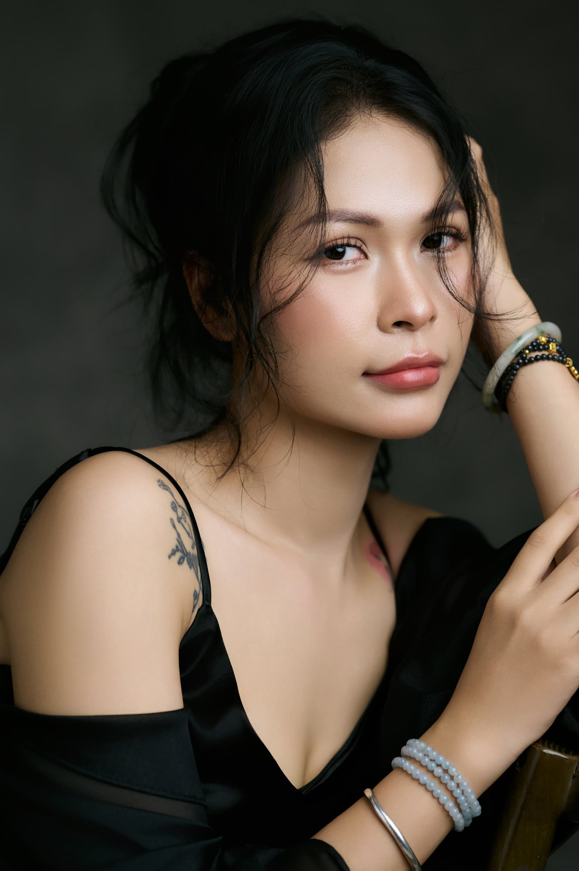 Chân dung chị Vũ Hạnh với nụ cười mỉm nhẹ nhàng rạng rỡ và ánh mắt ấm áp tự nhiên