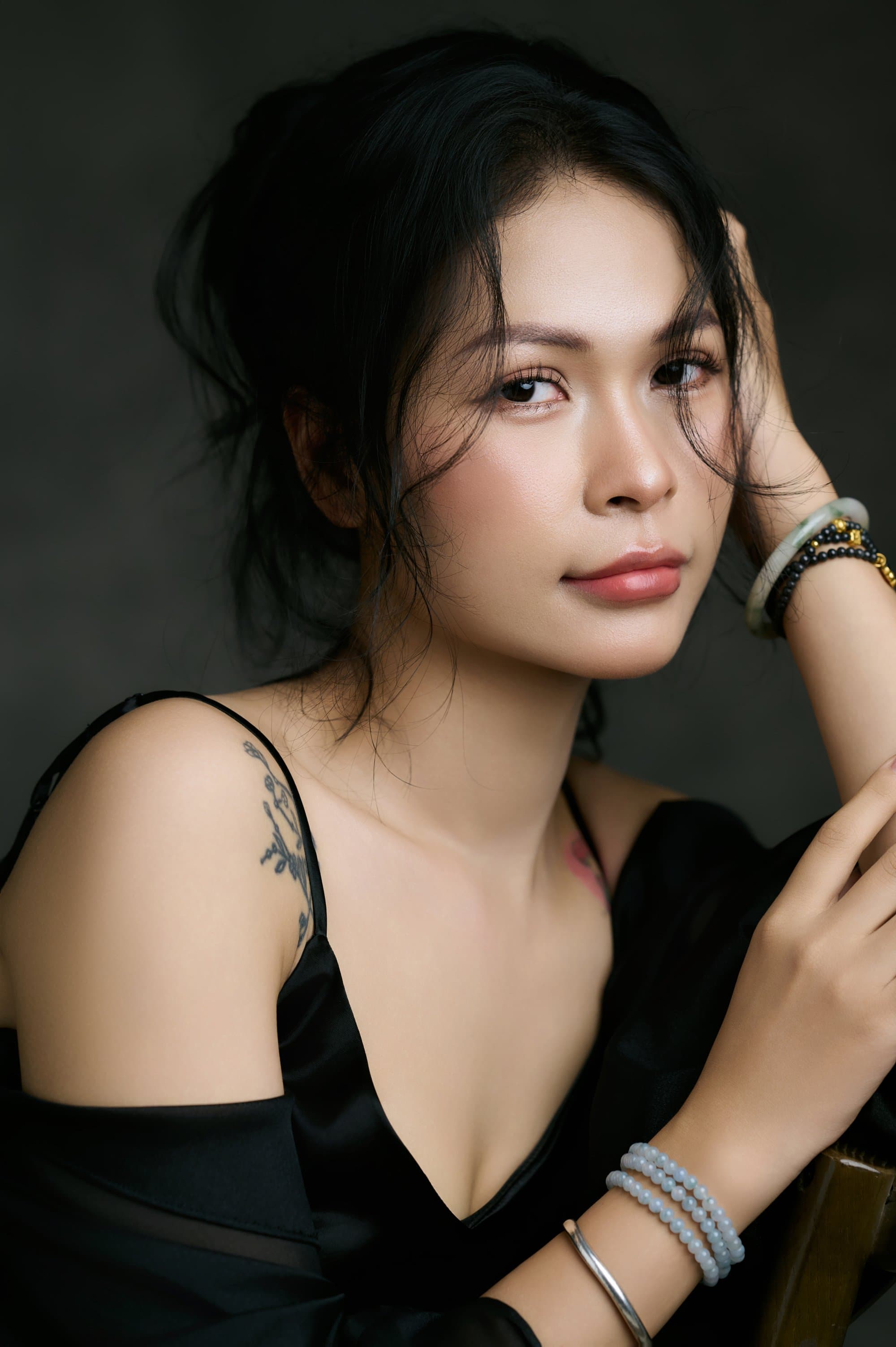 Chân dung chị Vũ Hạnh với nụ cười mỉm nhẹ nhàng rạng rỡ và ánh mắt ấm áp tự nhiên