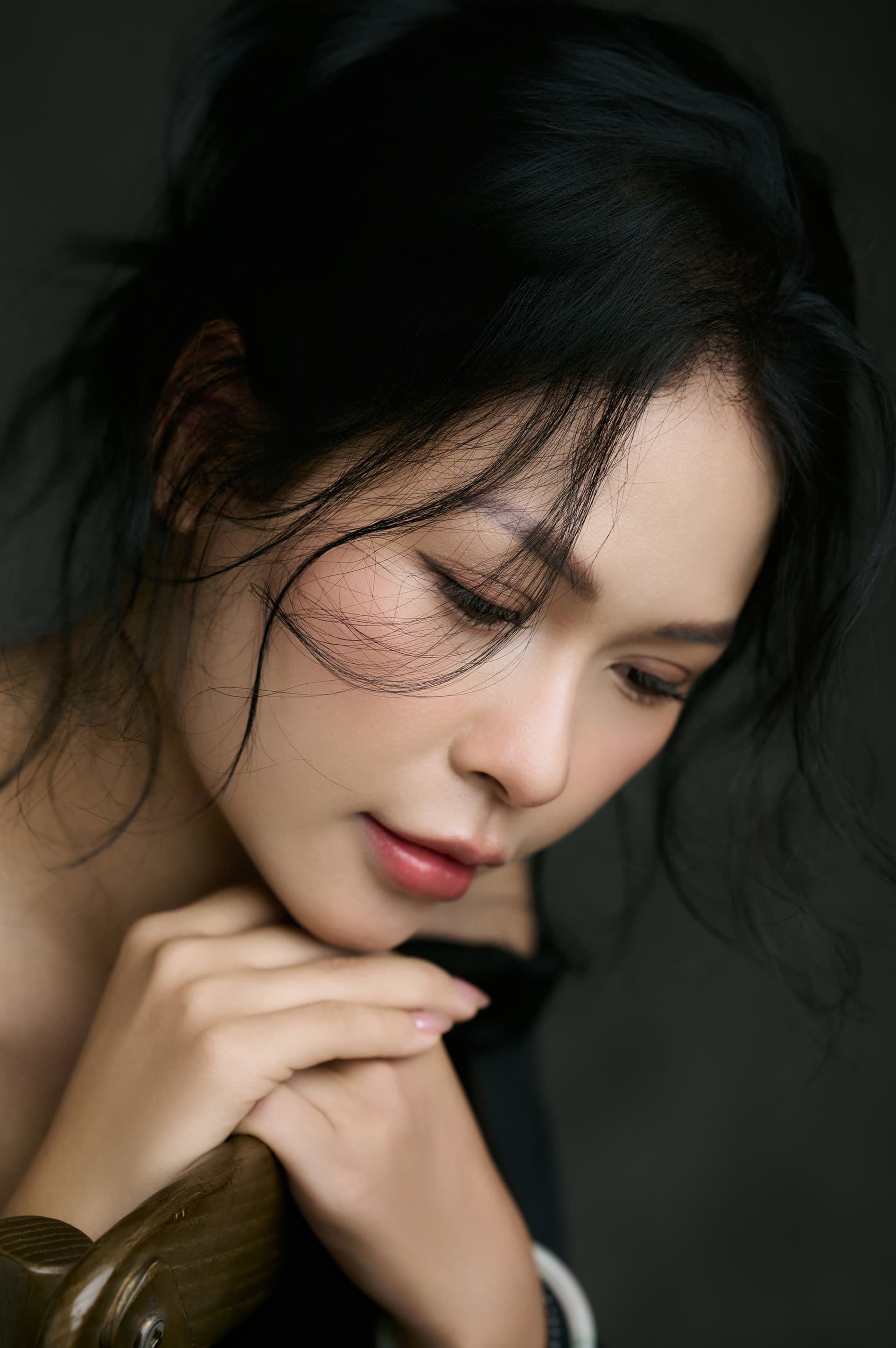 Vũ Hạnh với góc nghiêng trầm tư nhẹ nhàng, nét mặt có chiều sâu và tĩnh lặng