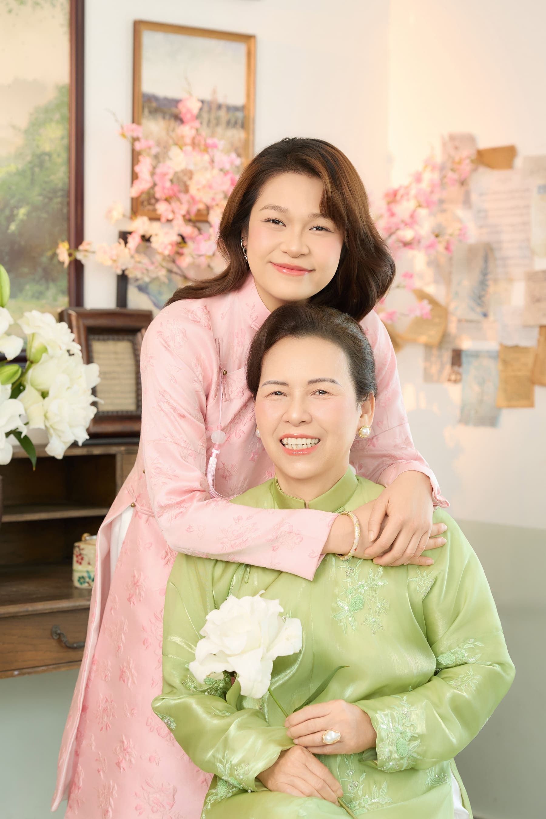 Con gái áo dài hồng ôm mẹ áo xanh, gương mặt cả hai rạng rỡ trong ngày về nhà