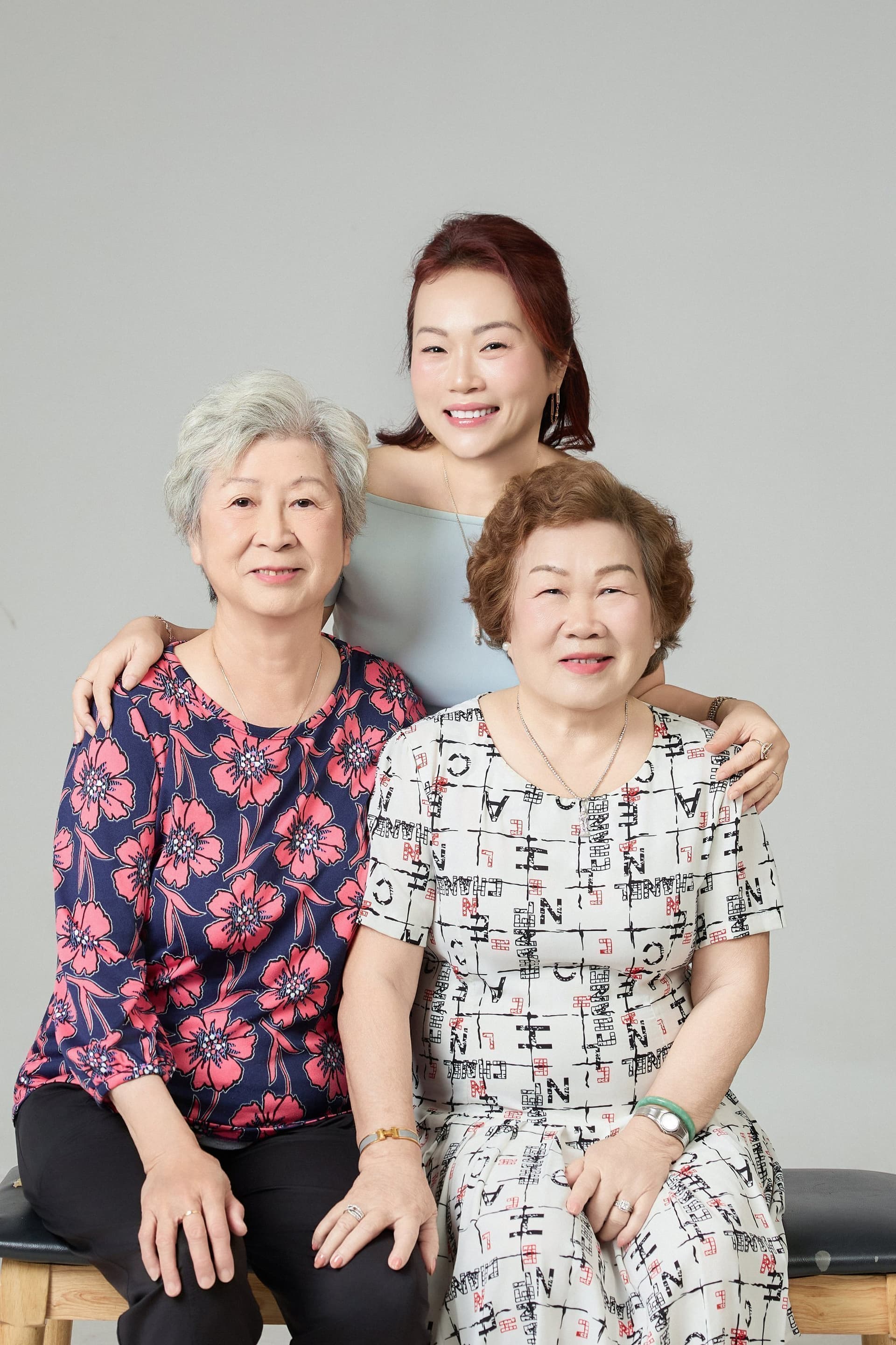 Người con gái ngoài ba mươi ôm vai mẹ ruột tóc trắng đã ngoài bảy mươi, hai người đứng riêng — lần đầu sau ba mươi tám năm
