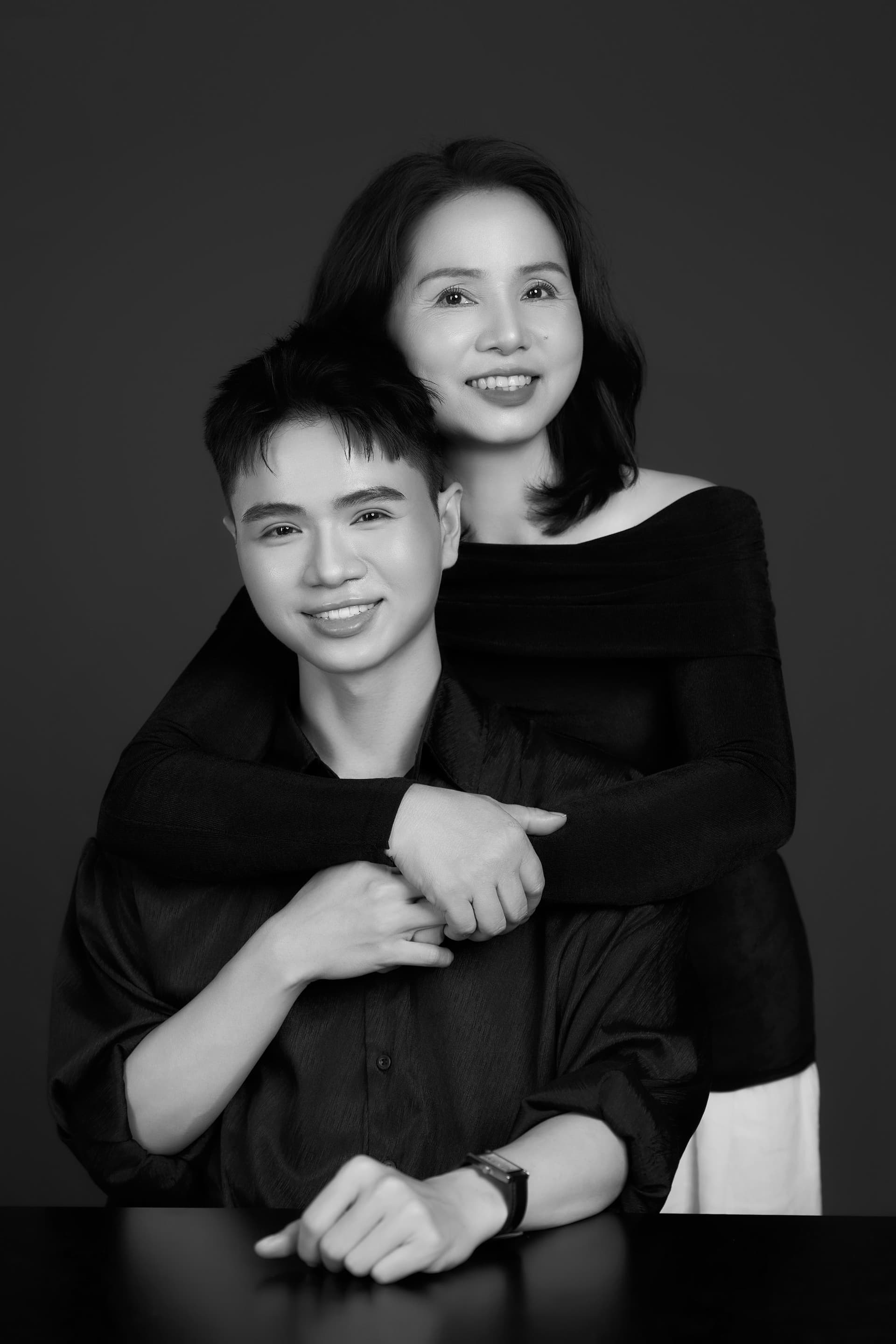 Anh Tài tựa vai vào vai mẹ đầy thân thiết, hai mẹ con nở nụ cười rạng rỡ và viên mãn