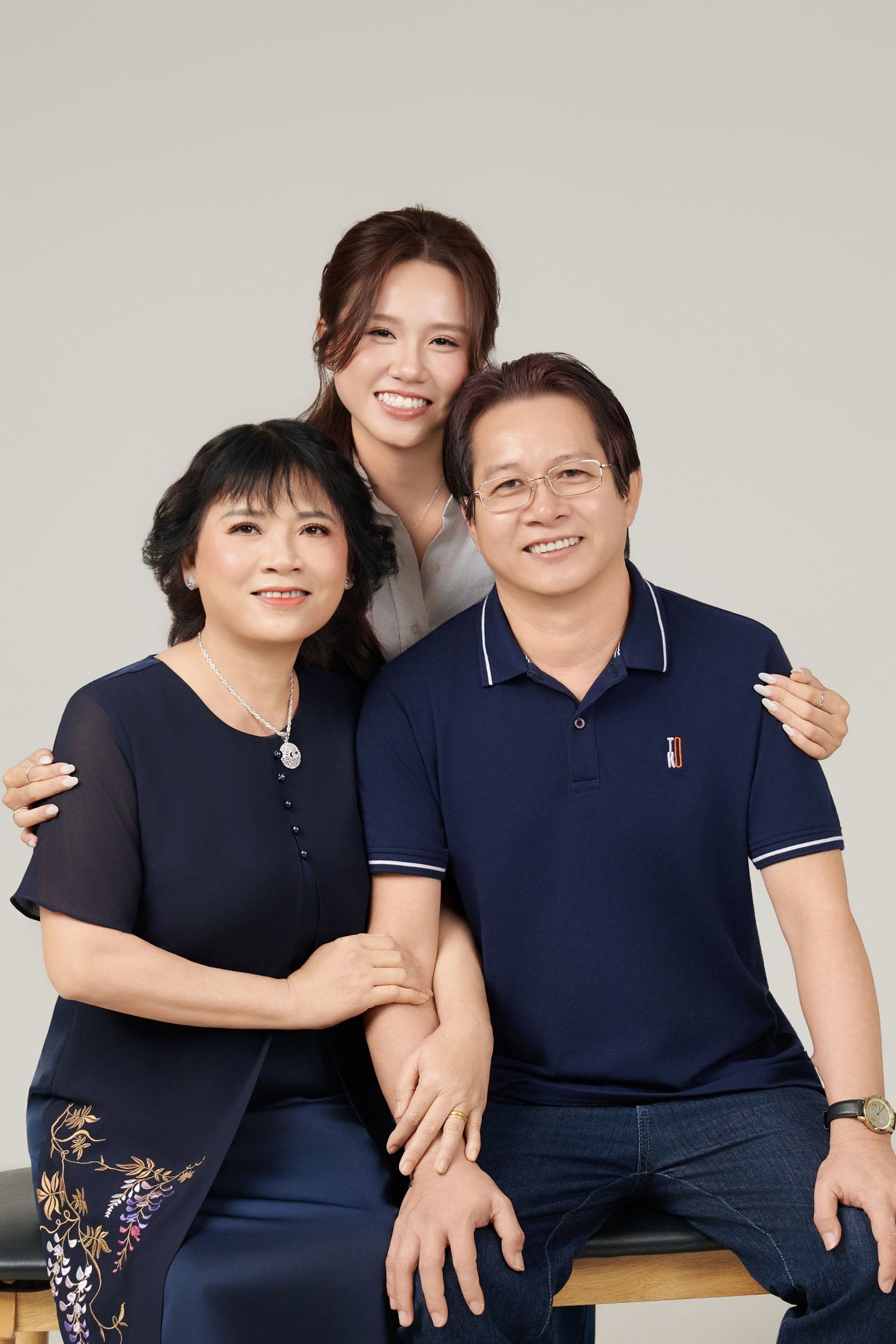 Cô gái hai mươi mấy tuổi, một mình, ánh nhìn xa xăm — người làm sáng tạo nội dung quen với việc trả lời "ăn rồi" cho cả thuật toán và cho mẹ