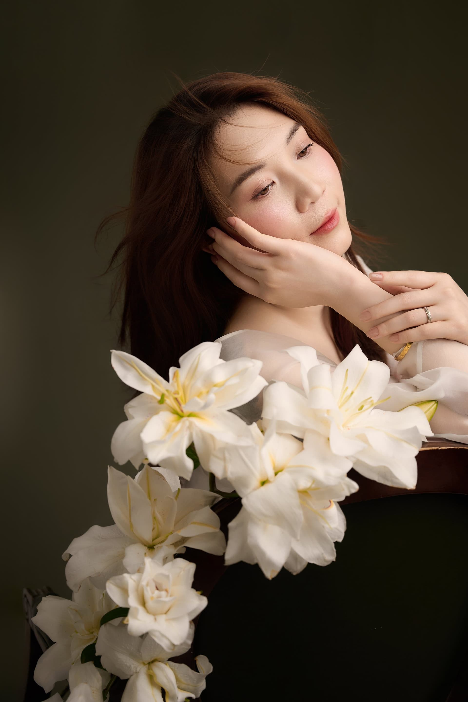 Cận chân dung Thu An — ánh sáng êm, miệng cười nhẹ — tranh thủ để có một dấu vết của phiên bản hôm nay