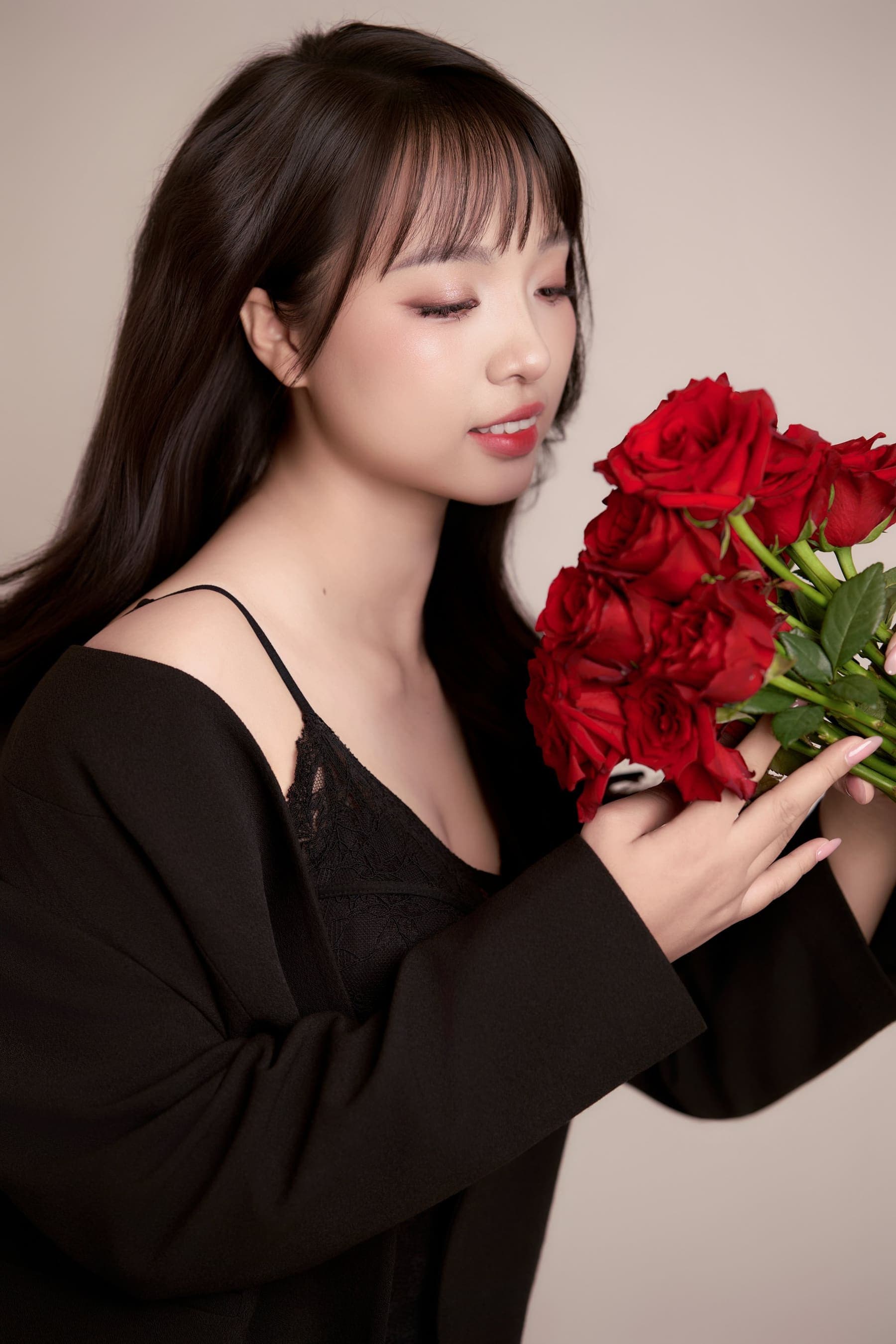 Hà My ngẩng mặt ôm bó hoa hồng đỏ, đứng thẳng một lần cho riêng mình