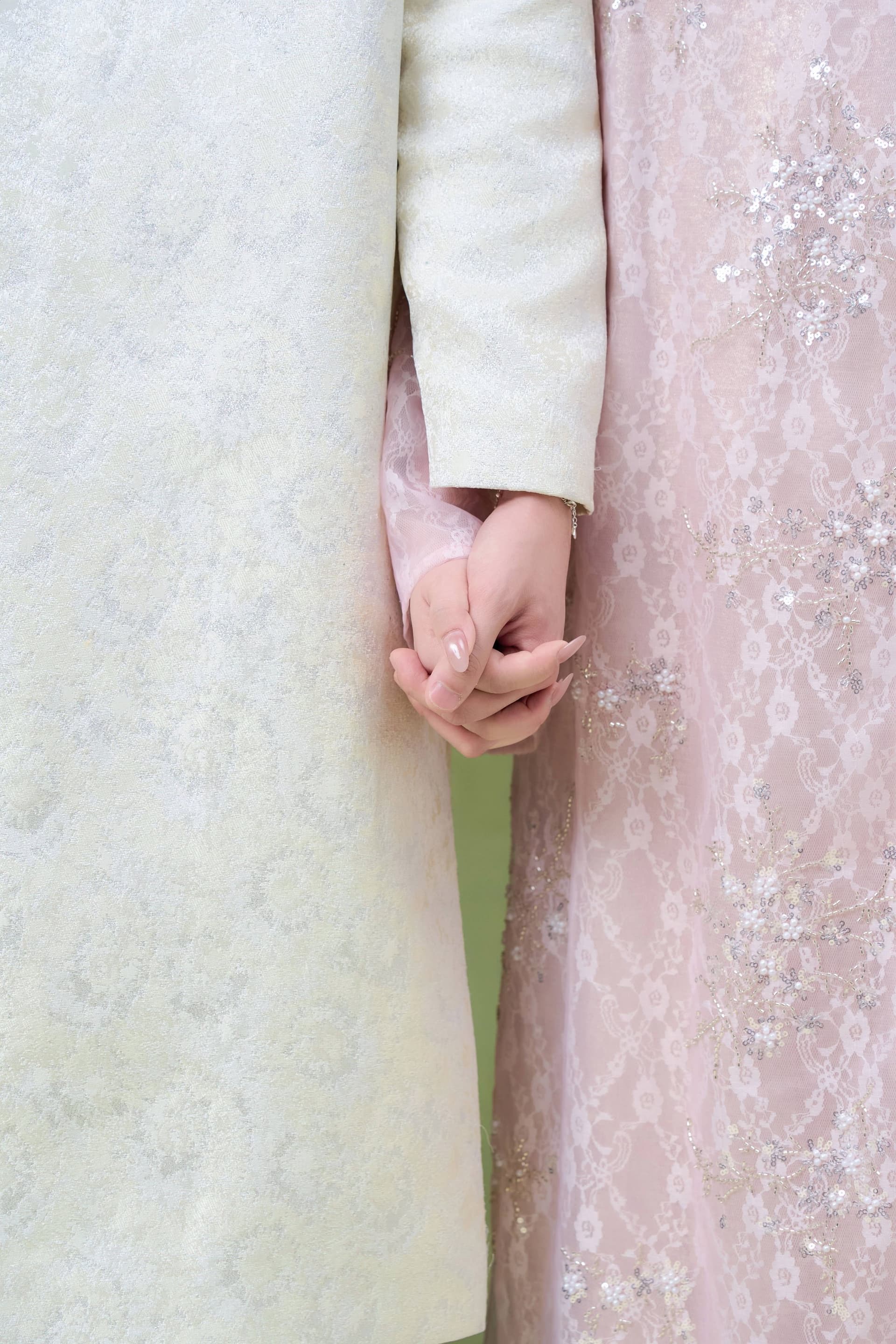 Hai vợ chồng mặc cổ phục truyền thống đứng tựa sát bên nhau, ánh nhìn tràn đầy tình cảm dịu dàng