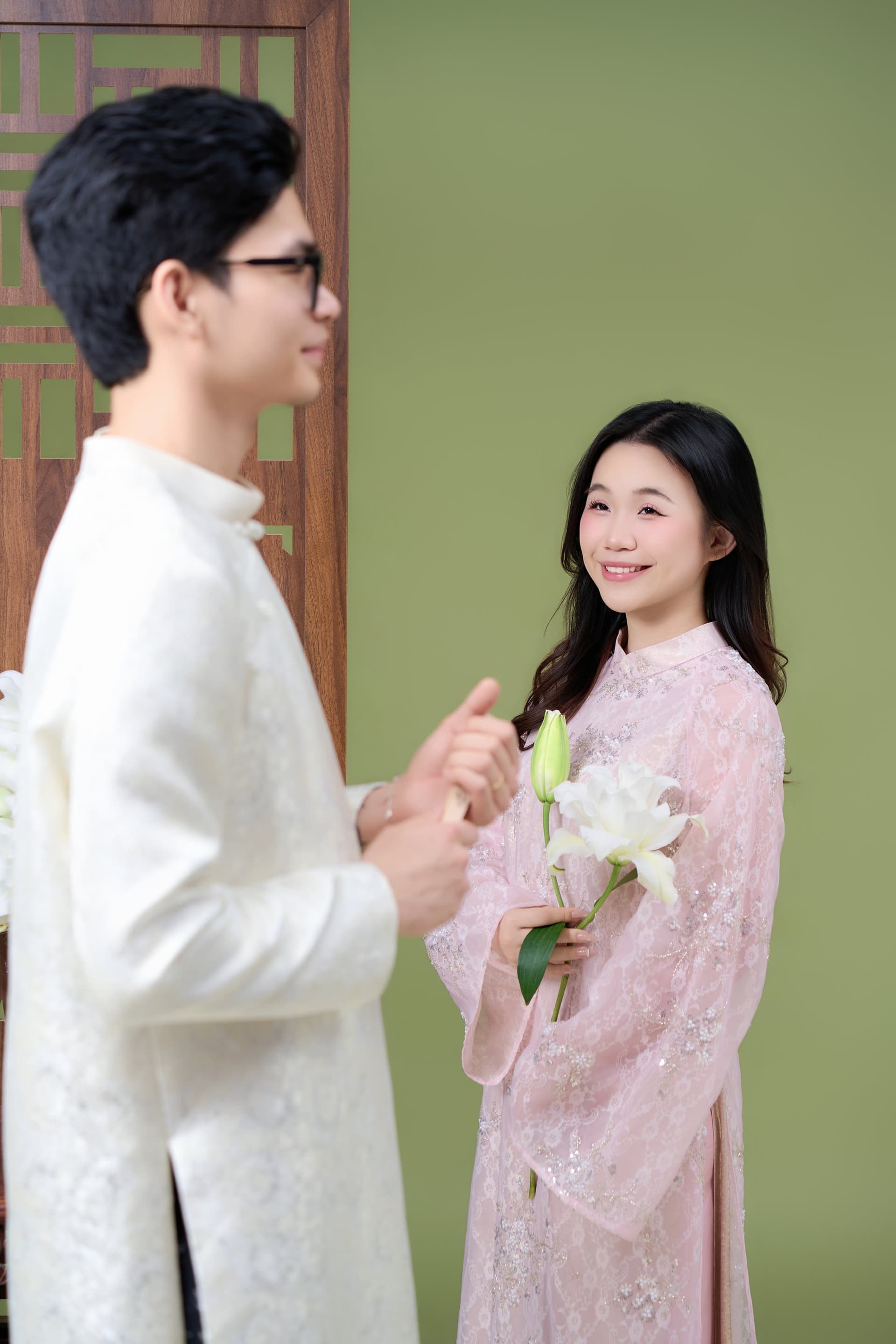 Cặp đôi tay trong tay trao nhau nụ cười bẽn lẽn ngập tràn hạnh phúc trong nắng chiều nhẹ