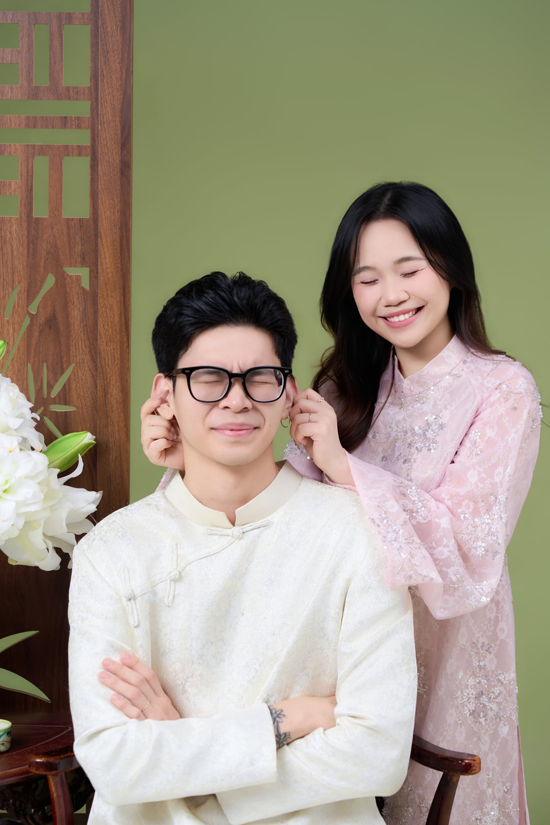 Vợ chồng đứng tựa vào nhau, cùng cười tươi rạng rỡ, khoảnh khắc bình yên và ấm áp bên nhau