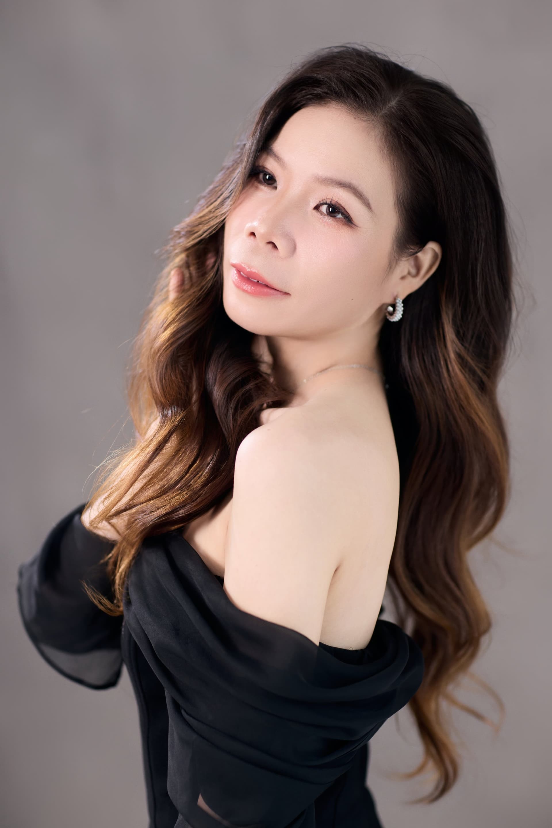 Chị Thủy chân dung tone trầm, ánh mắt suy tư sau ngày dài tan sở