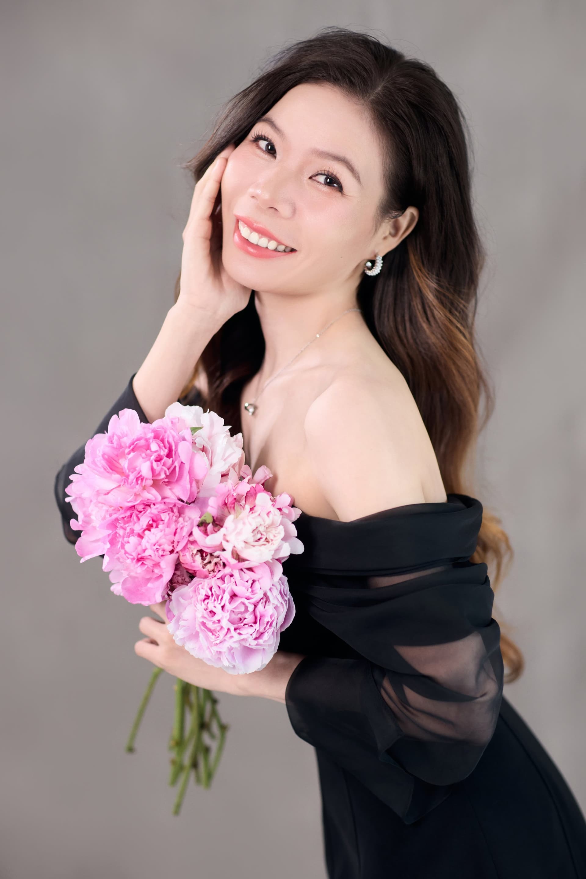 Chị Thủy nội tâm trầm lắng, ánh nhìn lưỡng lự đêm trước một quyết định riêng