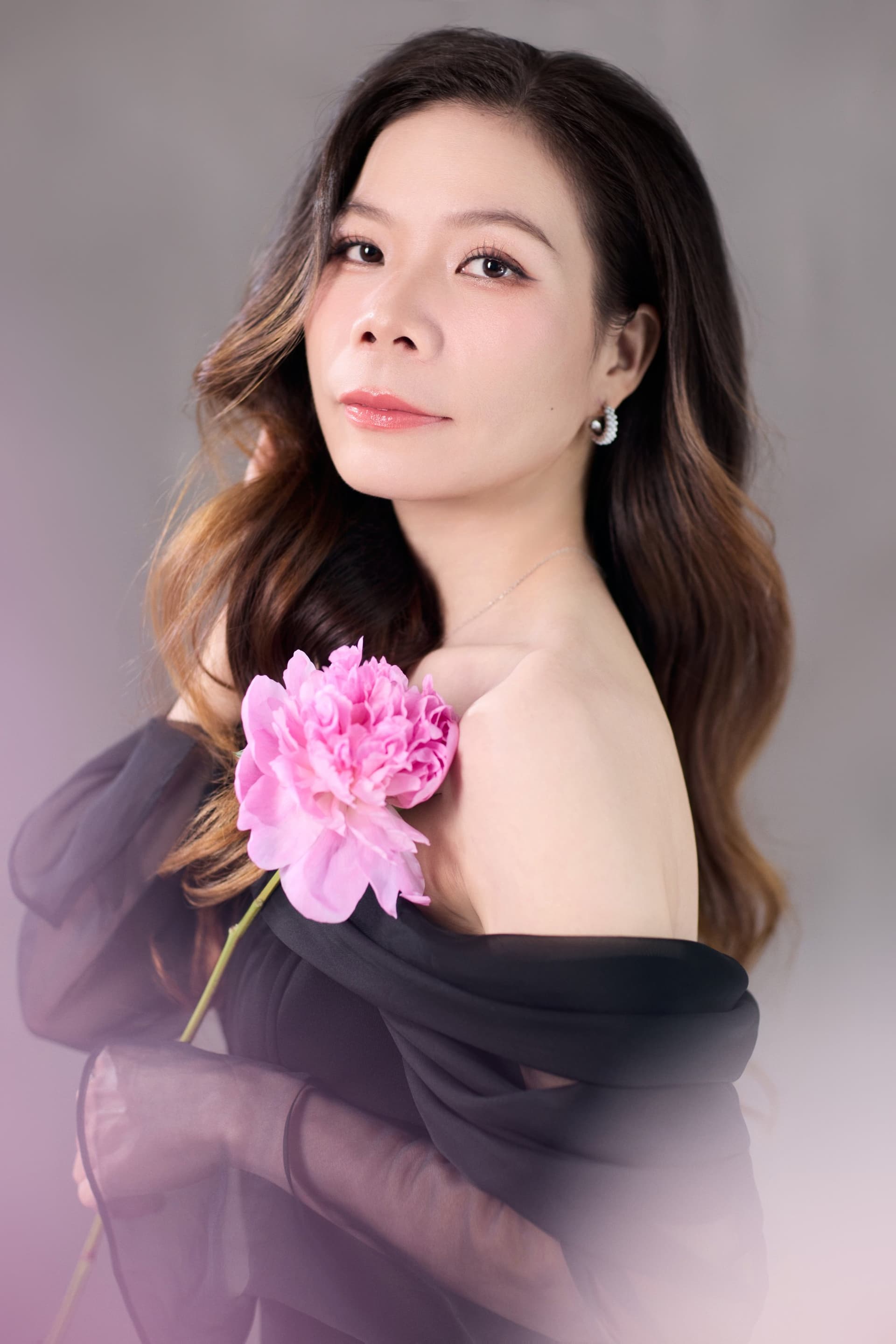 Chị Thủy ôm bó hoa hồng phấn, gương mặt dịu lại sau cuộc đối thoại với chính mình
