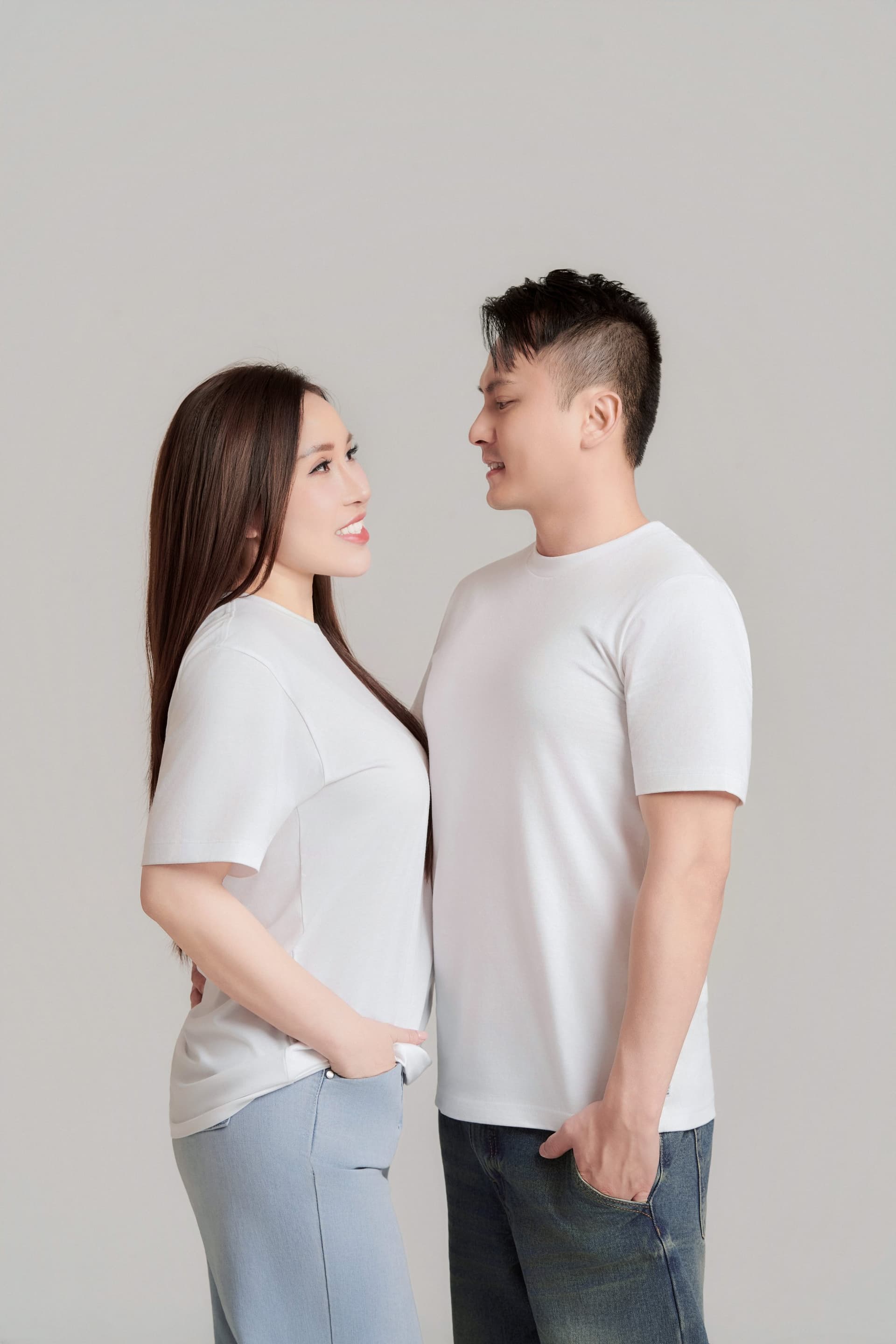 Hai vợ chồng đứng đối mặt nhau, anh quàng nhẹ cánh tay vợ — nắm tay sau một năm vẫn còn cái ngại hiền
