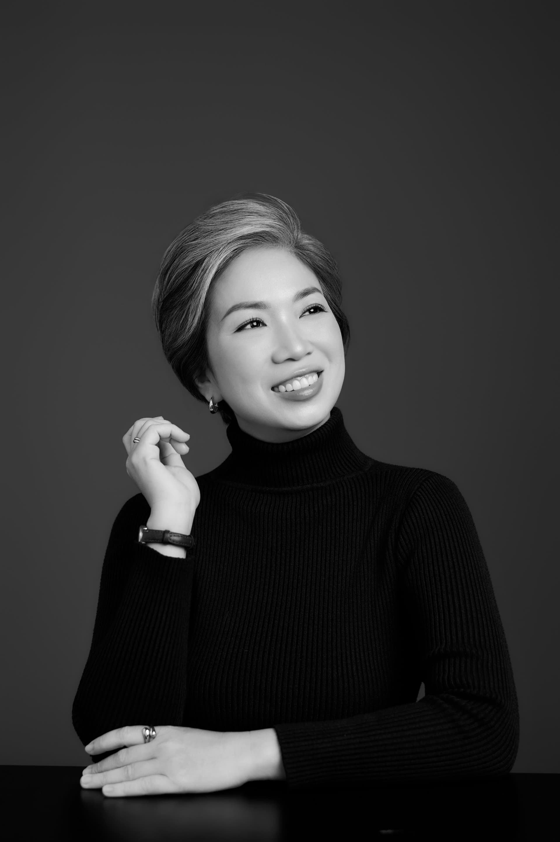 Chị Thu nâng niu đoá hoa trắng khẽ tựa đầu mỉm cười biết ơn trọn vẹn từng khoảnh khắc được sống