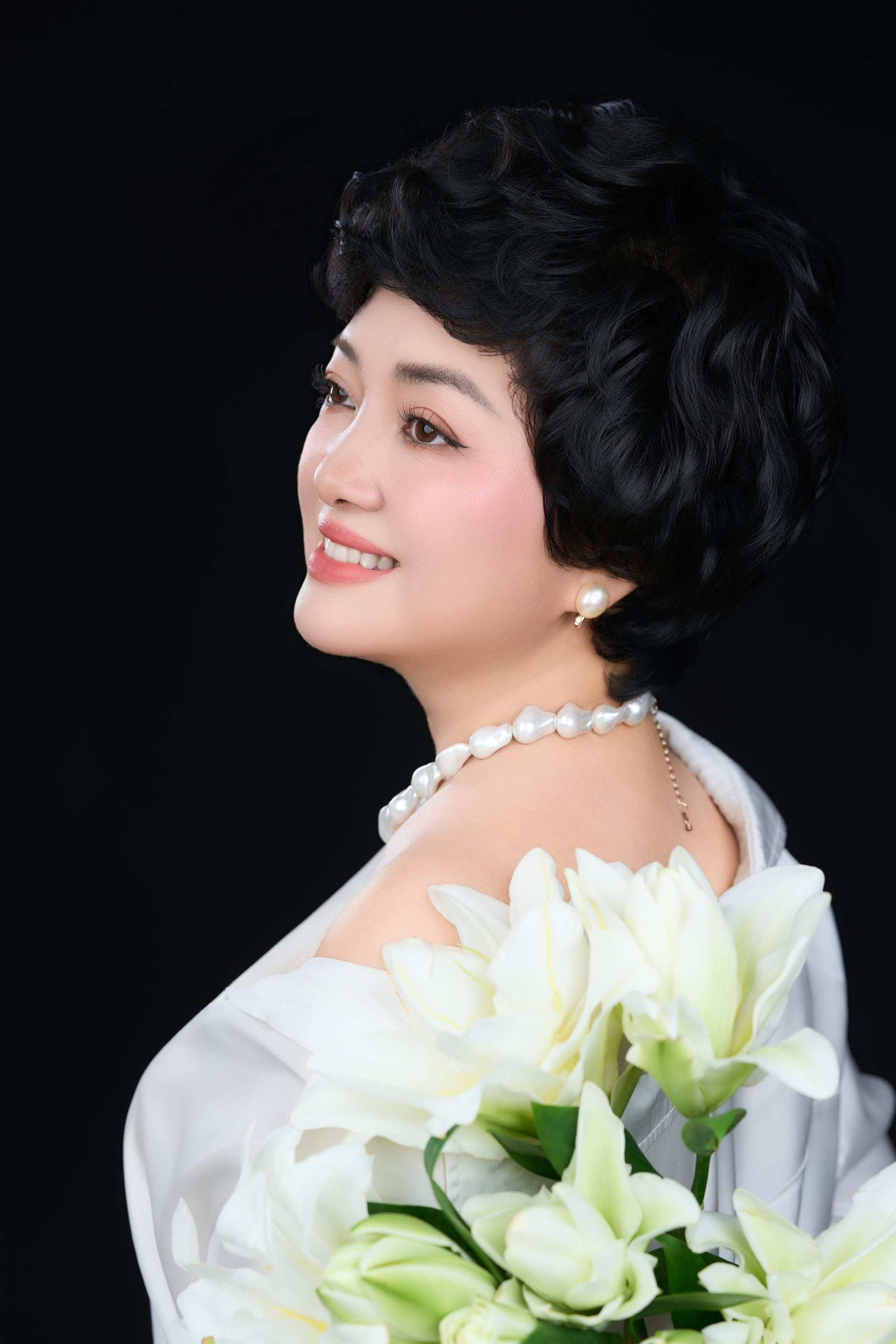 Góc nghiêng thần thái của chị Trần Thị Kim Nhung diện sơ mi trắng khẽ mỉm cười đầy tự tin và tươi tắn