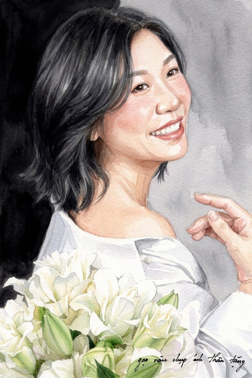 Gương mặt rạng rỡ của chị Uyên với nụ cười tự nhiên, tay ôm bó hoa ly trắng trên nền xám dịu mát