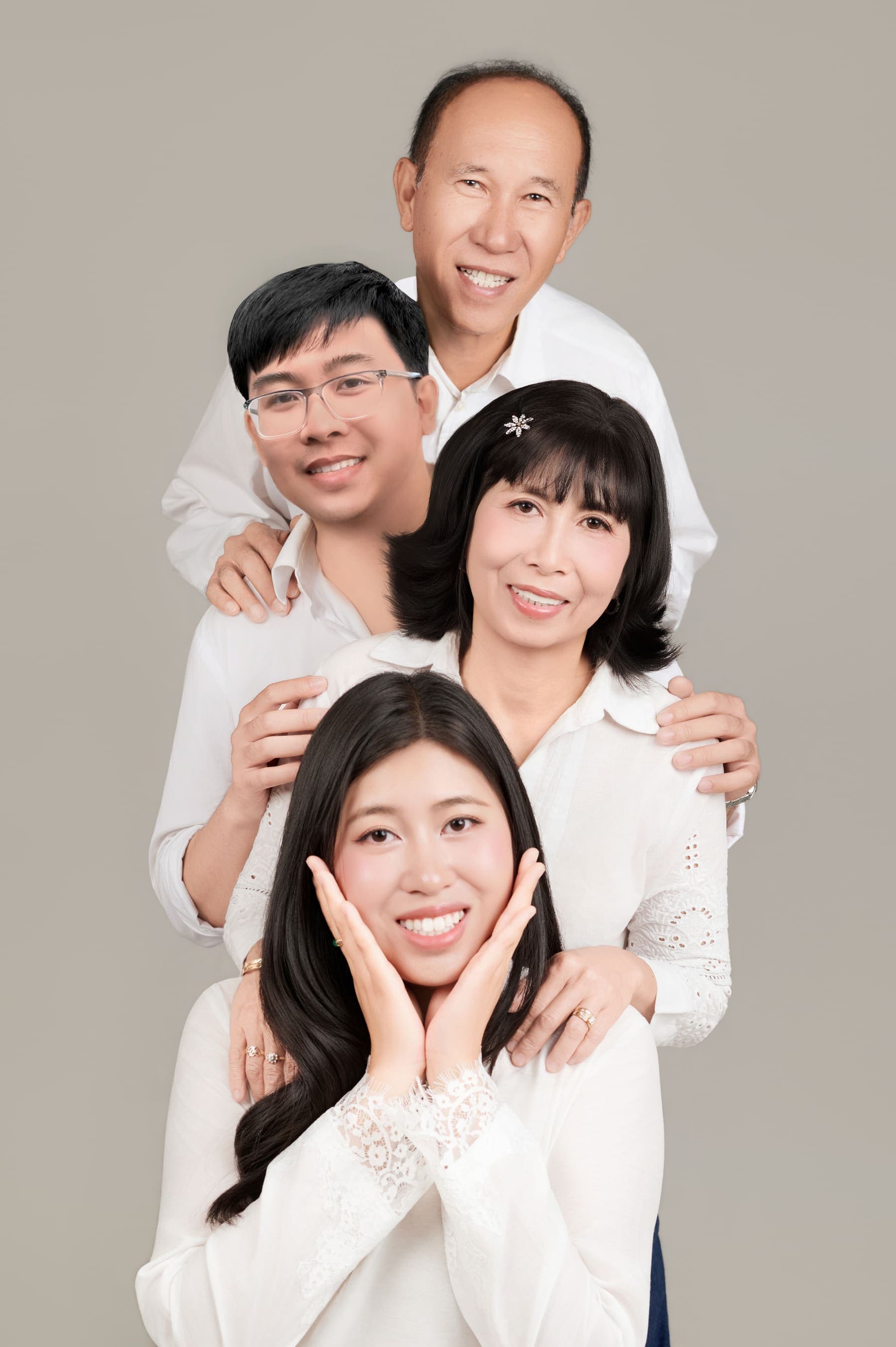 Người mẹ tóc bạc và con gái mặc áo trắng ôm nhau, hai gương mặt áp gần, tình thân lặng lẽ