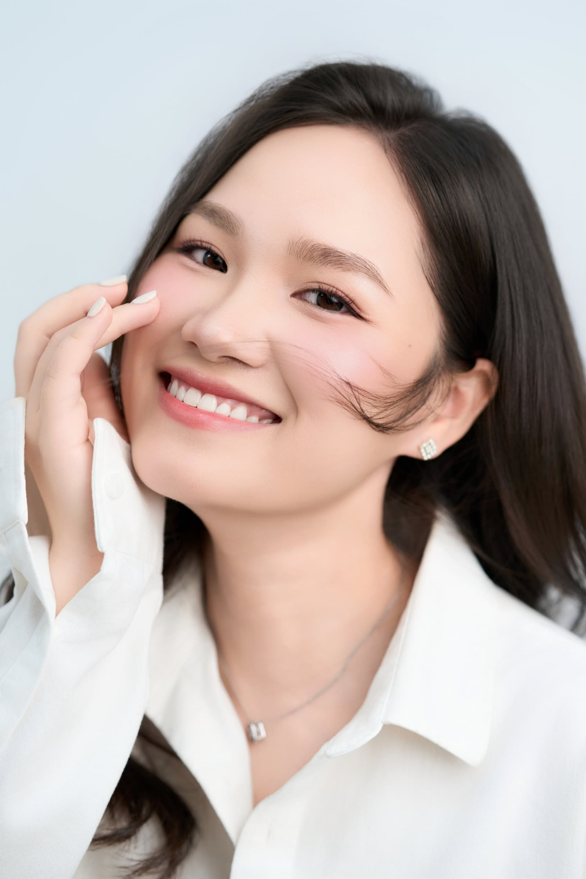 Thu Hà nhìn nghiêng, áo sơ mi trắng, tóc dài, ánh mắt xa — vẻ đẹp nhẹ nhàng của người phụ nữ muốn bắt đầu lại
