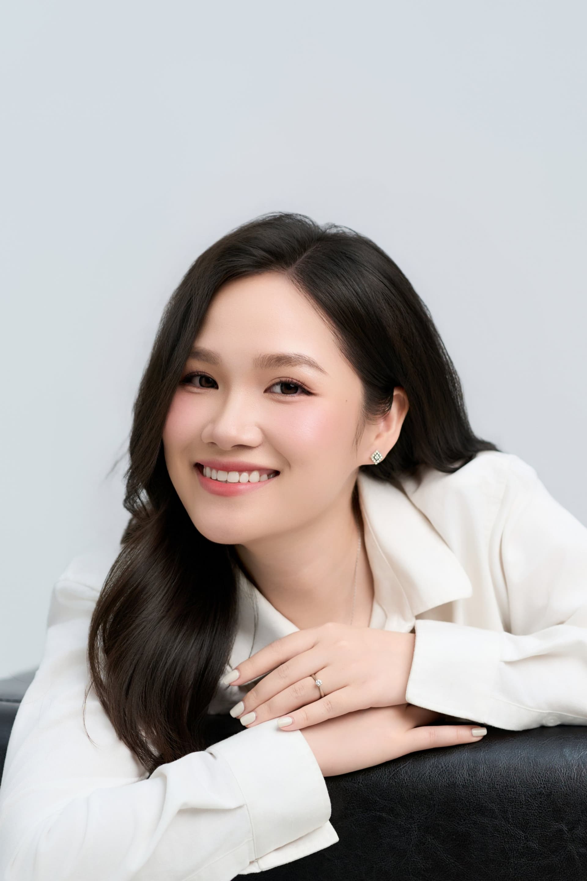 Thu Hà cười tươi cận mặt, ánh mắt sáng — nụ cười của người phụ nữ không còn tiếc nữa