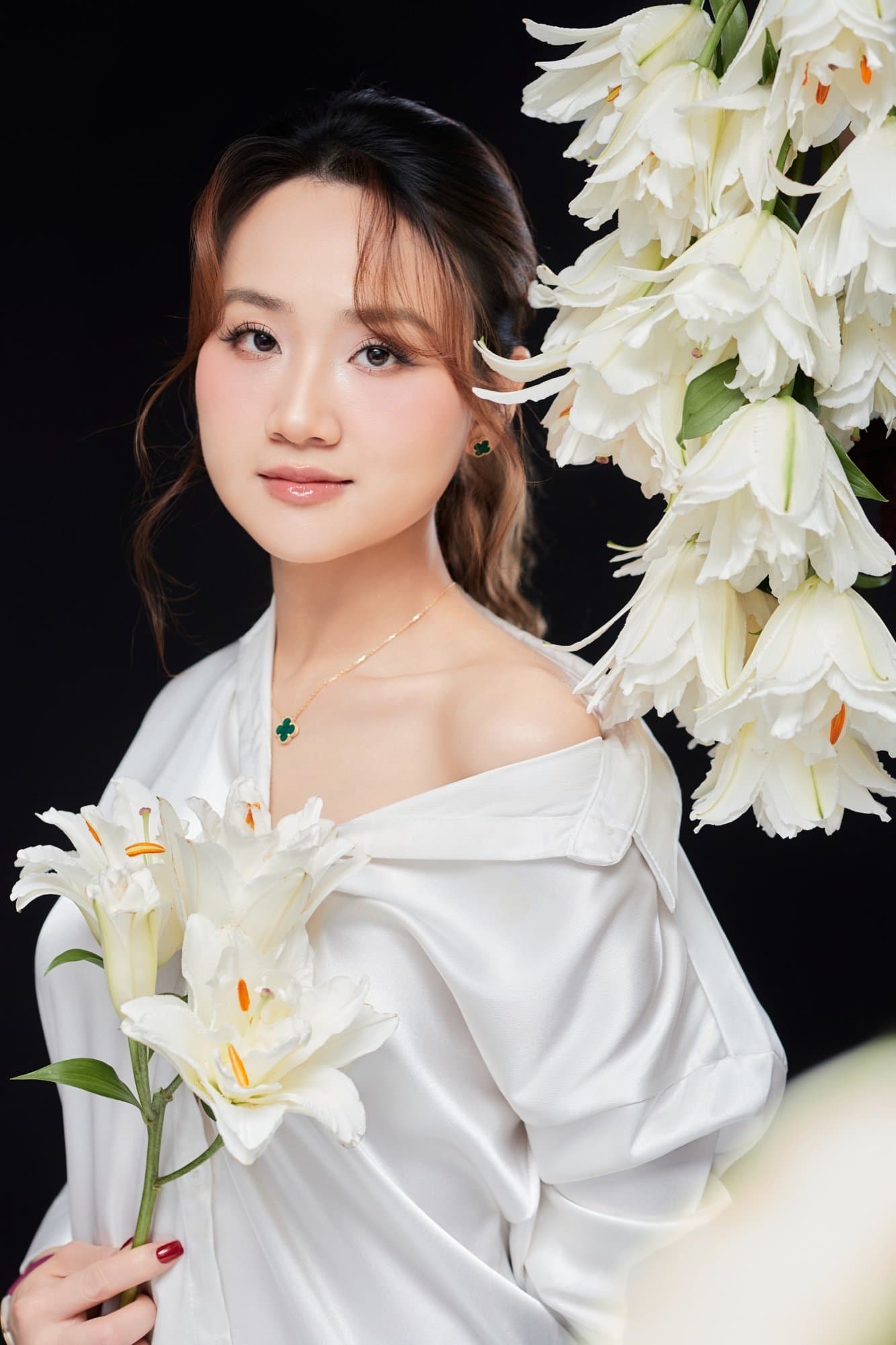 Người phụ nữ với áo trắng, ánh nhìn trầm — buổi sáng đầu tiên một mình ở Sài Gòn sau mười năm