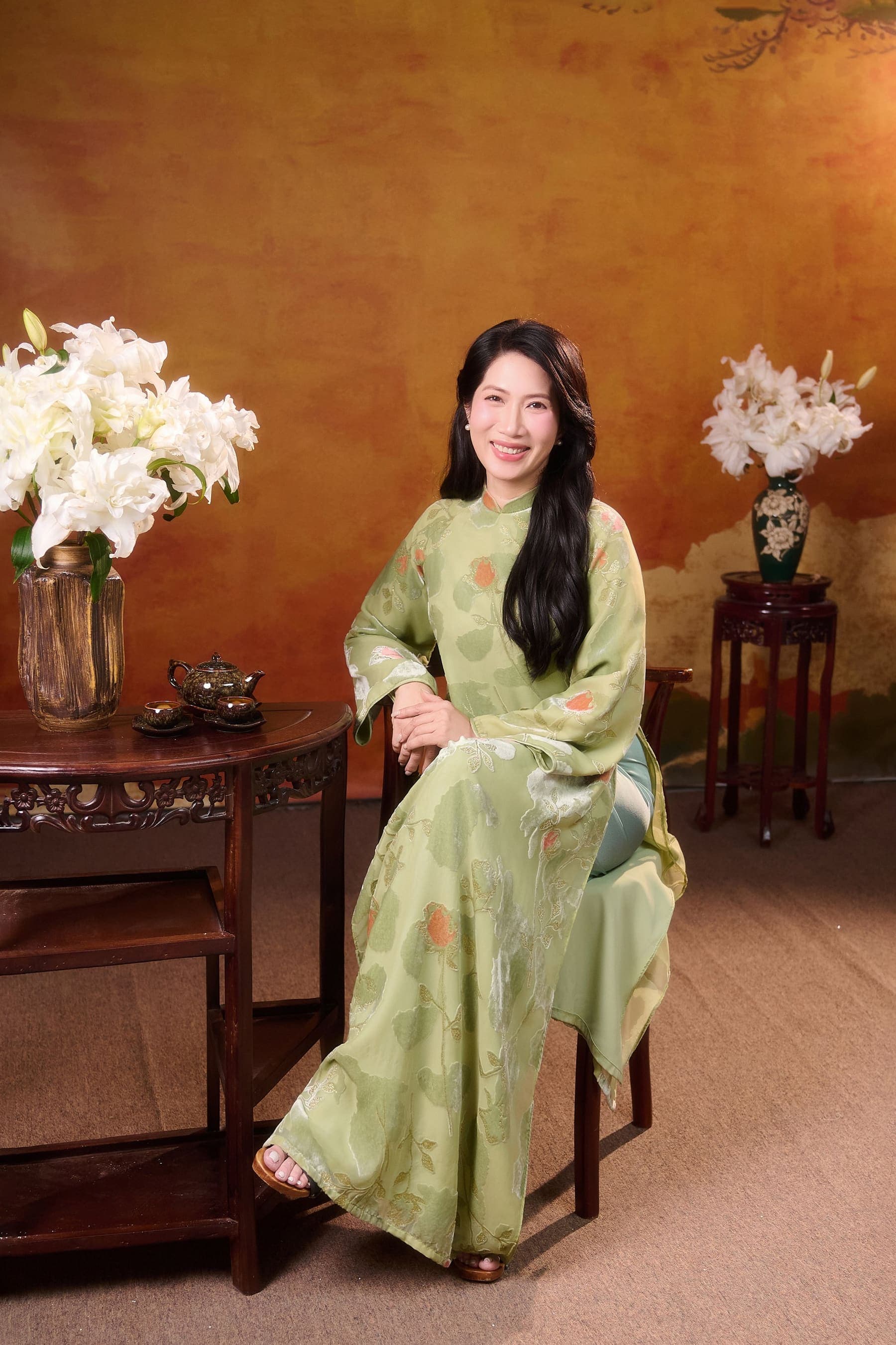 Người mẹ ngồi trên ghế cạnh con trai nhỏ, cả hai im lặng bên nhau — phút yên của tình mẫu tử