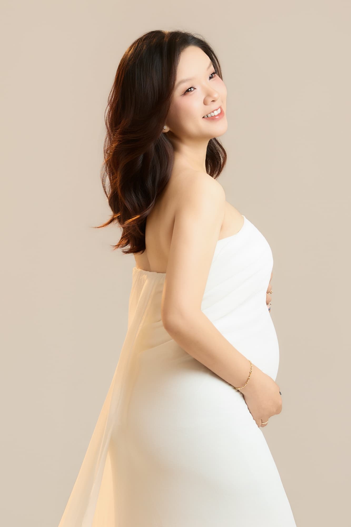 Cô gái còn trẻ, váy trắng, ánh nhìn dịu — buổi sáng đầu tiên thấy mình muốn giữ lại điều gì đó cẩn thận hơn