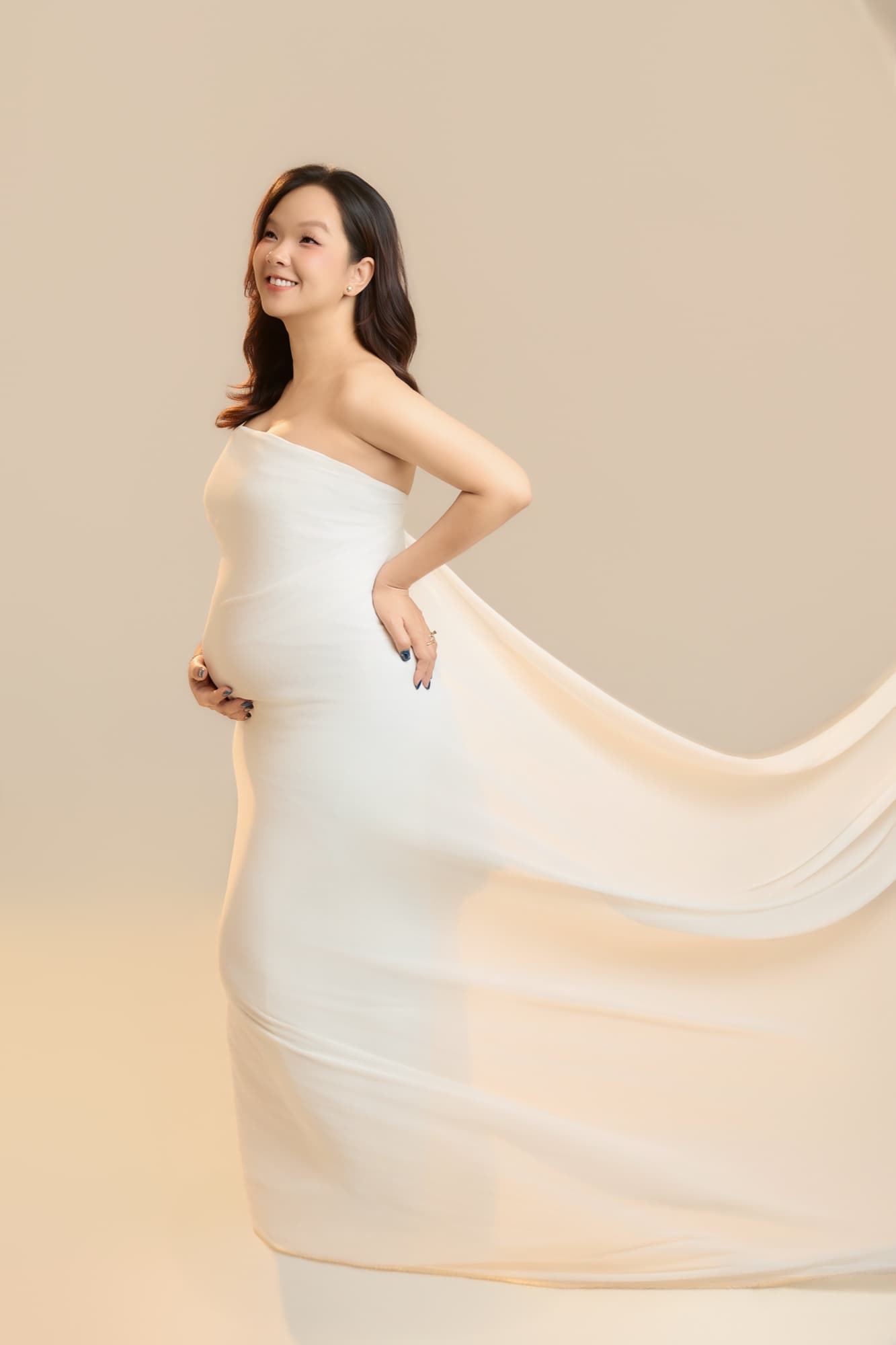 Người phụ nữ trẻ với nụ cười dịu — vẫn là chính mình, chỉ thêm một cái tên mới mềm và nhỏ