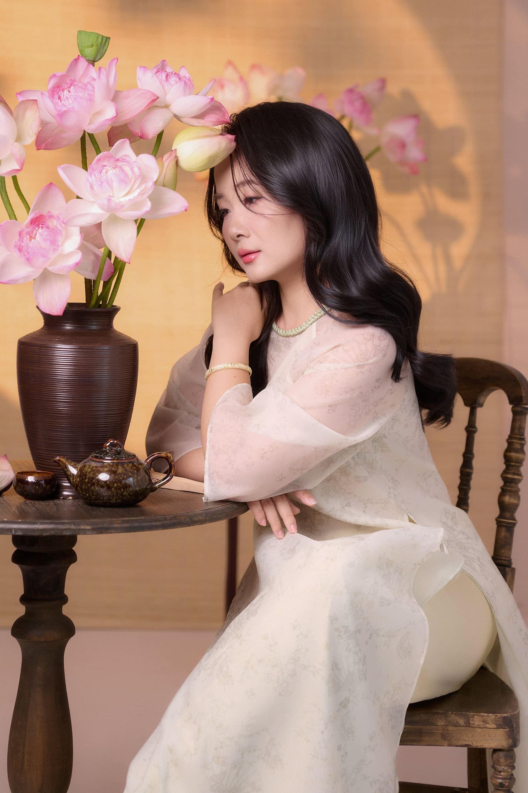 Chân dung nghiêng, ánh nhìn trầm tĩnh, biểu cảm được nâng đỡ
