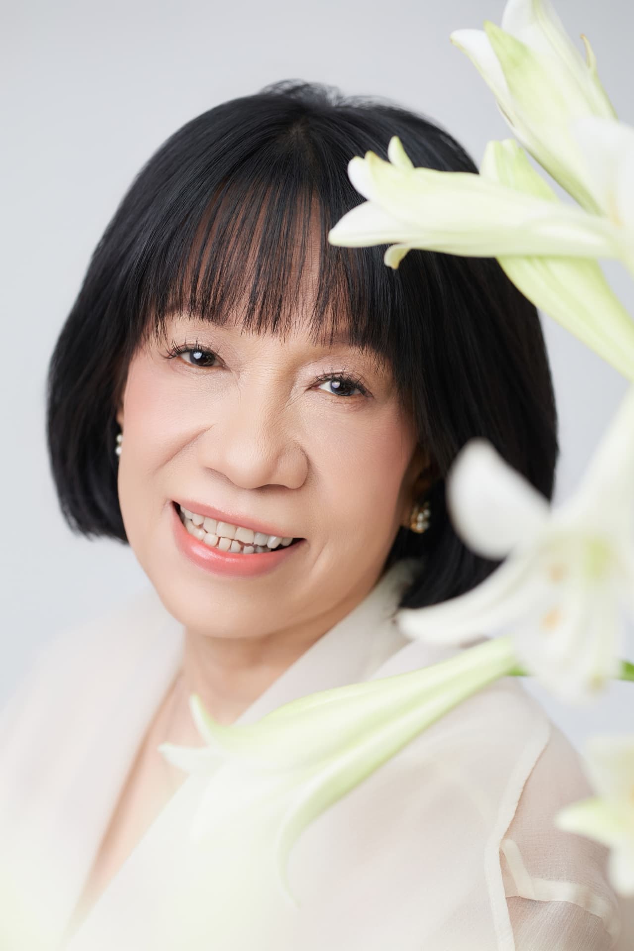 Một bông hoa trắng nhỏ — ẩn dụ thanh xuân không tuổi