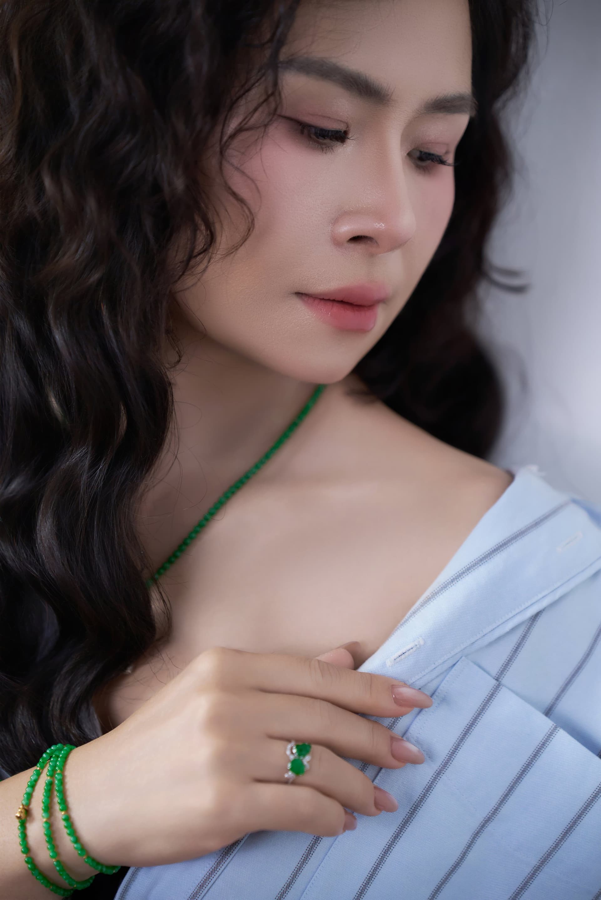 Chân dung phụ nữ mặt nghiêng dịu, ánh sáng nhẹ — dáng đứng yên trong một câu hỏi