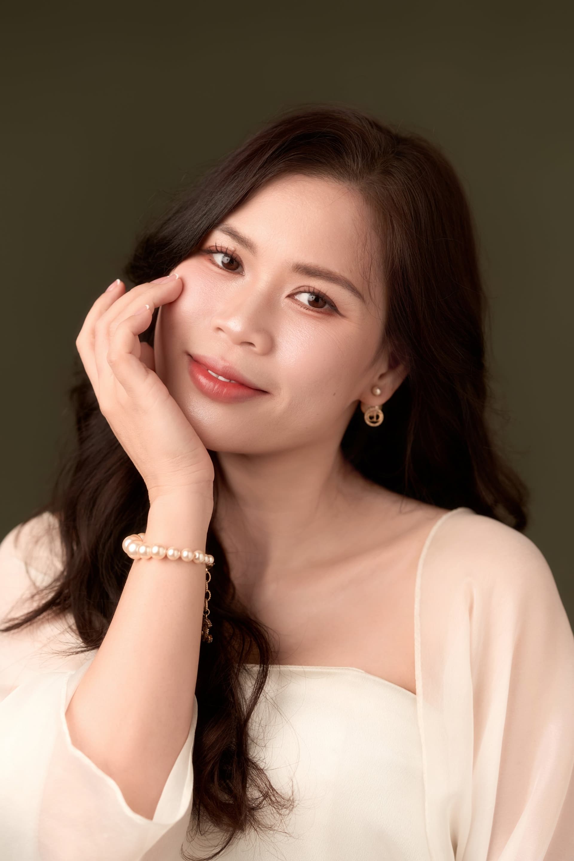 Chân dung chính diện Phạm Thị Mai Hương áo trắng, gương mặt sáng nhìn thẳng — Mai Hương đến vào tháng Tư, ở tuần sinh nhật đầu hạ