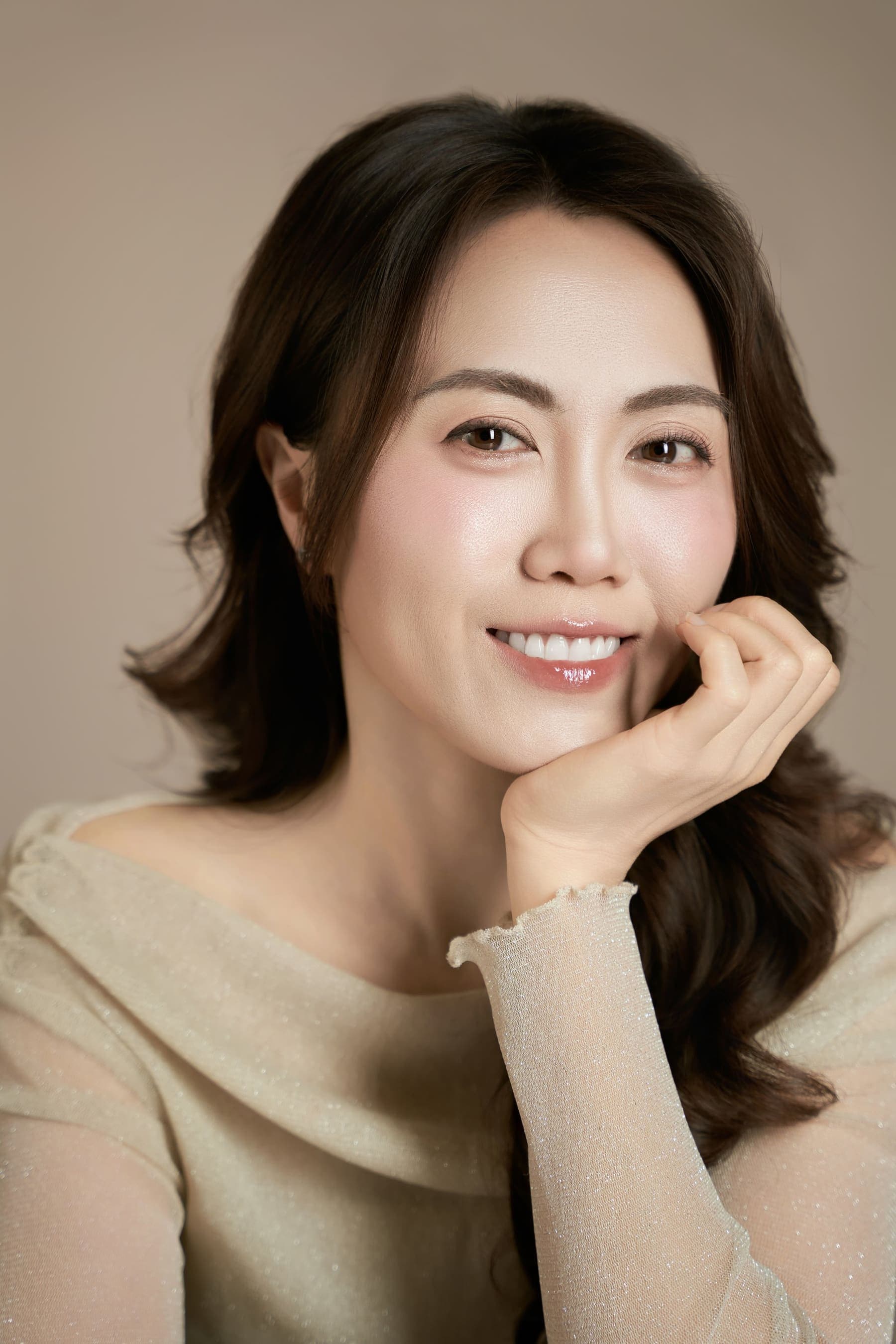 Bích Ngọc cầm hoa hồng trắng, nhìn xuống
