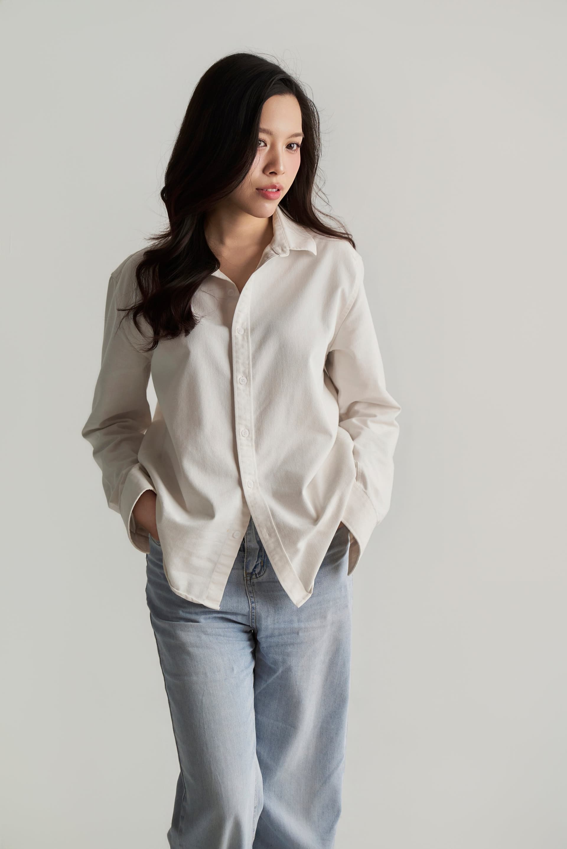 Cô gái áo trắng cười dịu, gương mặt sáng tự nhiên — học cách đứng về phía mình trước tiên