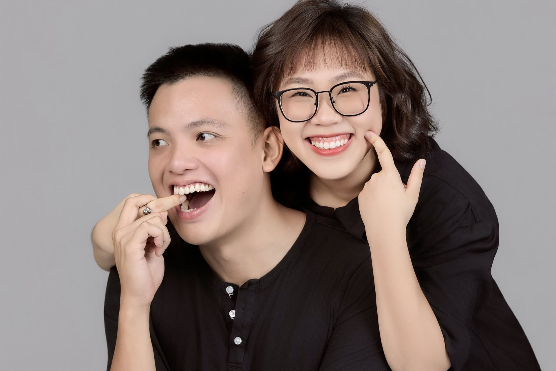 Ba và mẹ cười đùa bên nhau vui vẻ lưu giữ khoảnh khắc gia đình đổi nhịp