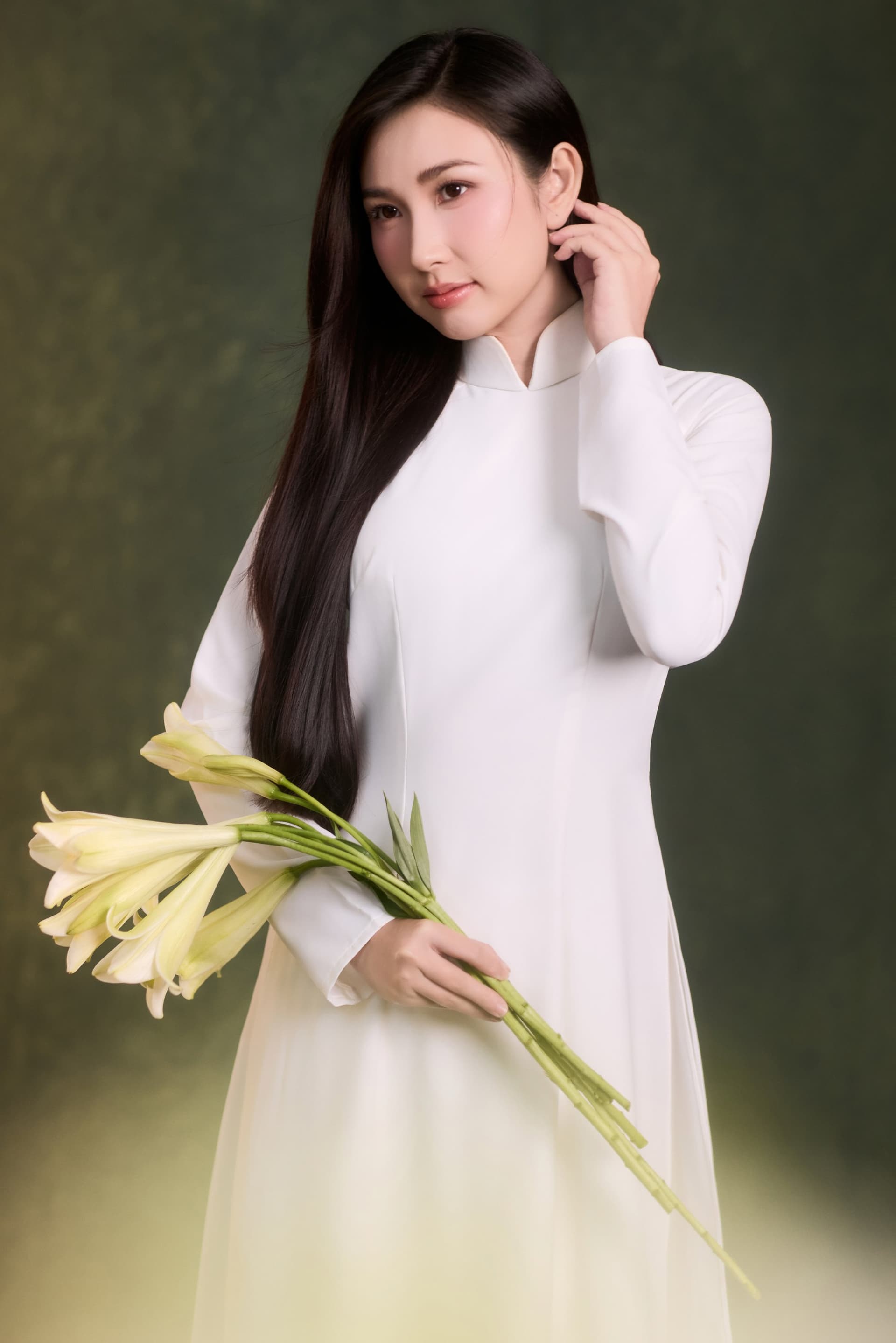 Thanh Mèo nhìn vào ống kính, đôi mắt giữ lại điều khó giấu