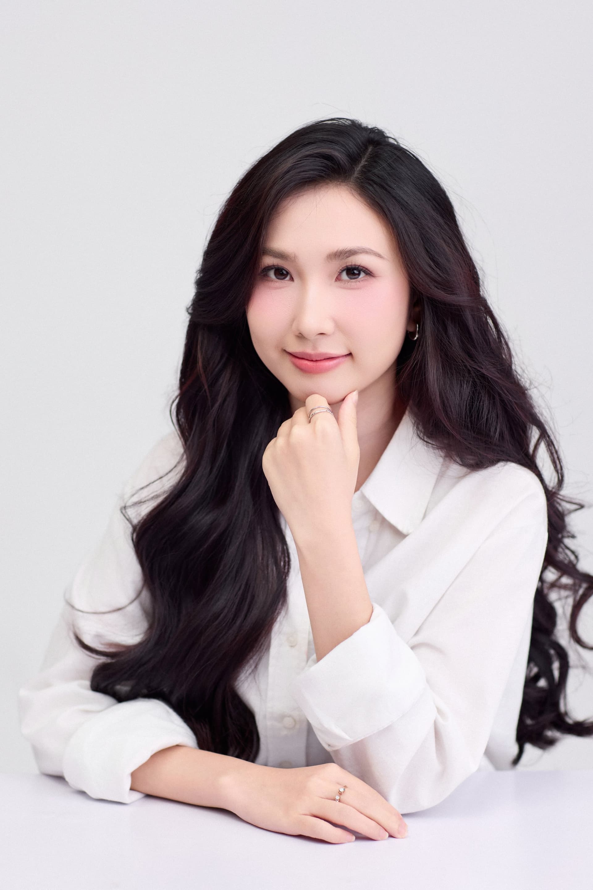Thanh Mèo cười nhẹ trước ống kính, ánh mắt dịu và thật