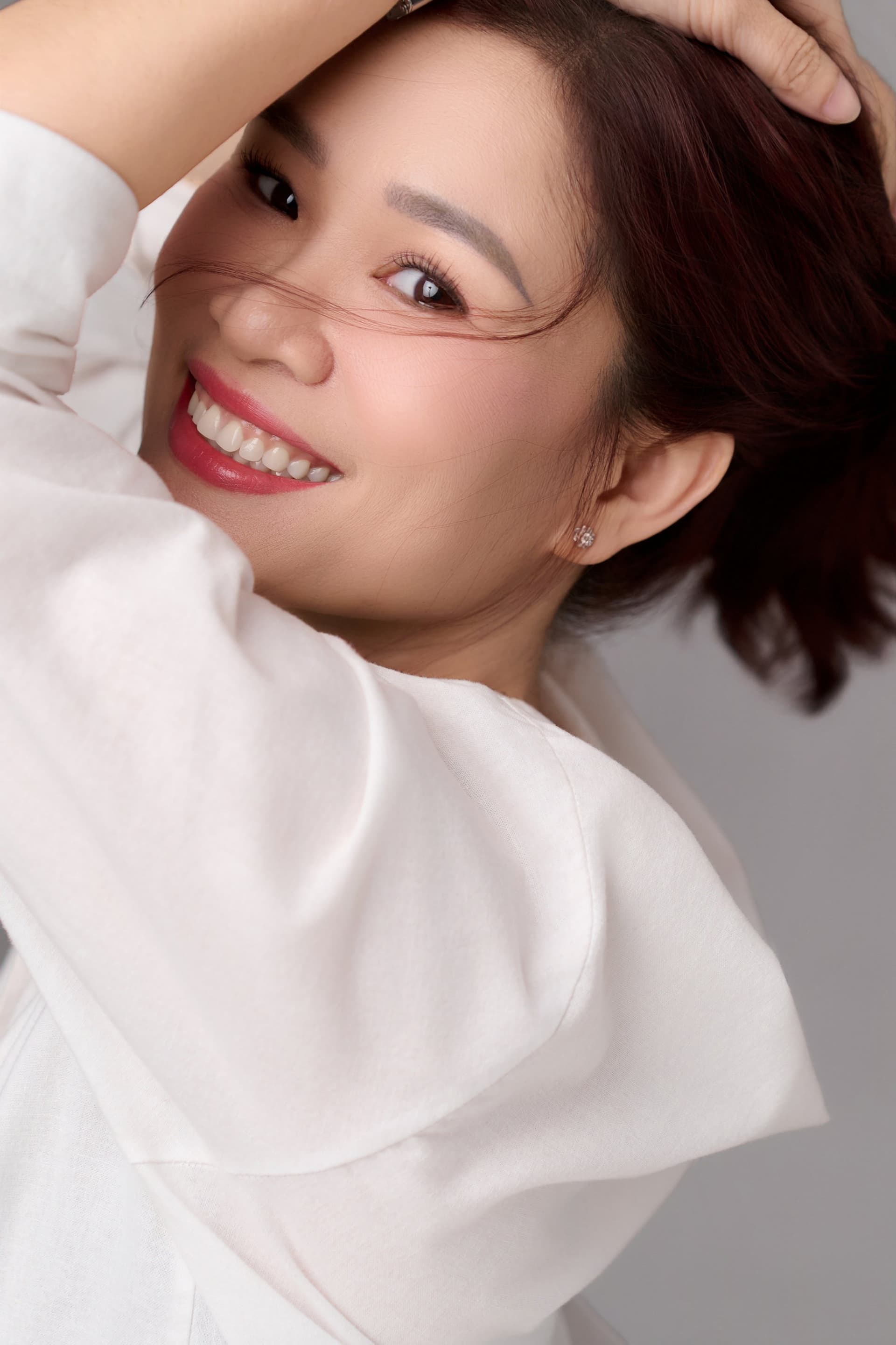 Chân dung chị Thể Nguyễn nghiêng người tựa vai suy tư bình yên cùng nụ cười tươi tắn dịu dàng