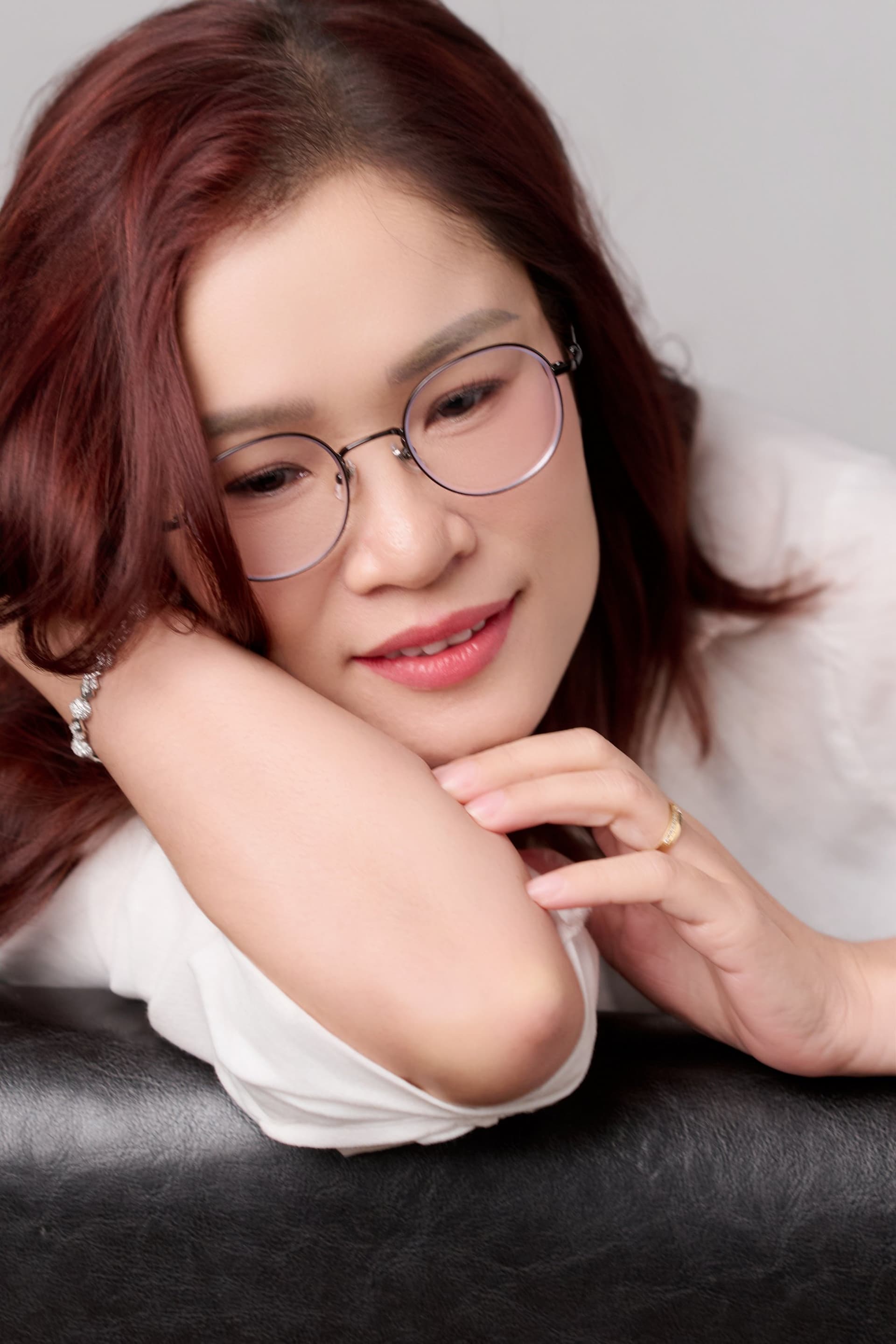 Nụ cười rạng rỡ rực rỡ của chị Thể Nguyễn tựa đầu nhẹ nhõm cảm nhận cuộc sống bình yên