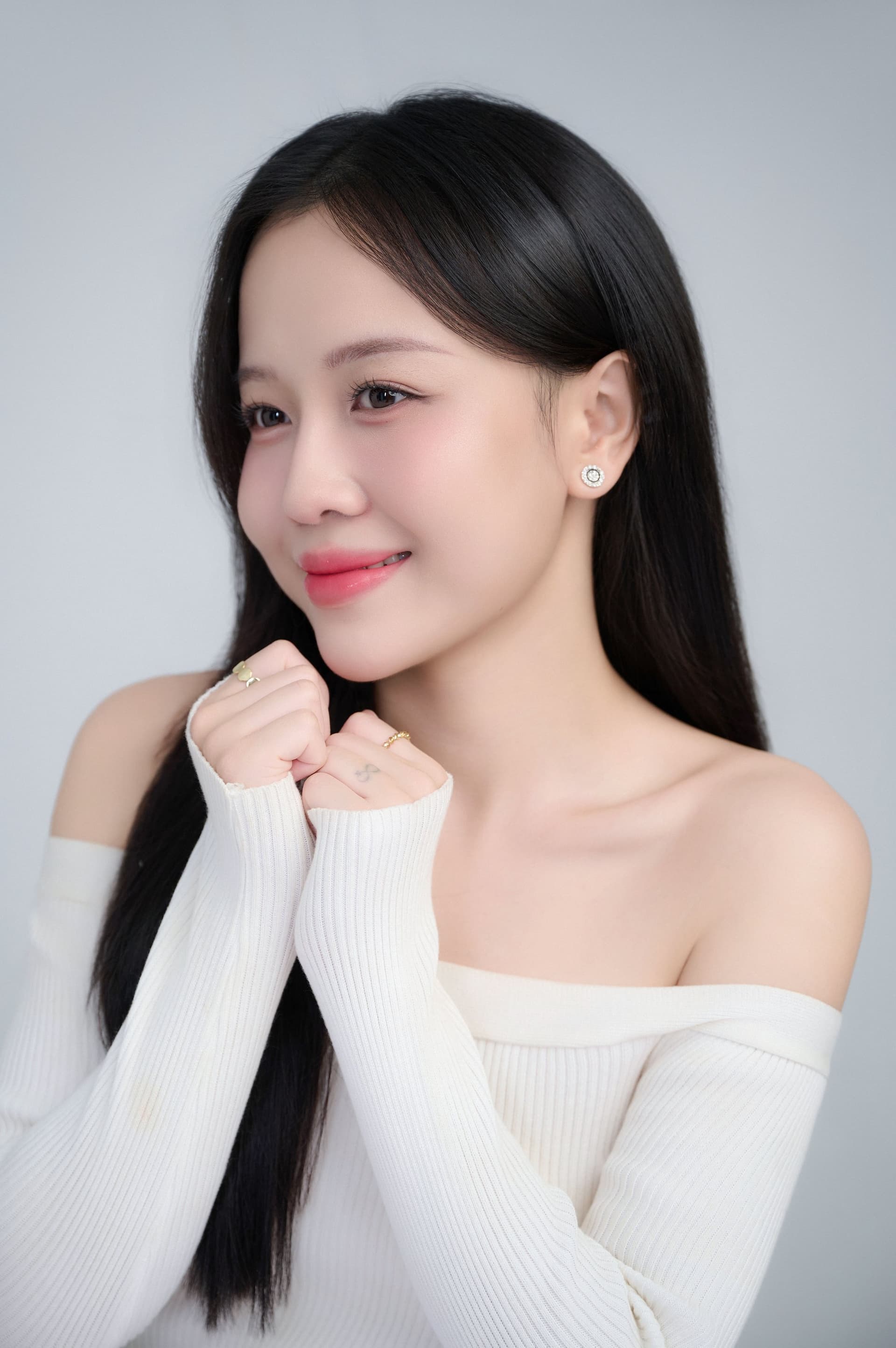 Chân dung Mebopiu góc nghiêng nhẹ nhàng, thể hiện sự điềm tĩnh và mạnh mẽ sau những biến cố.