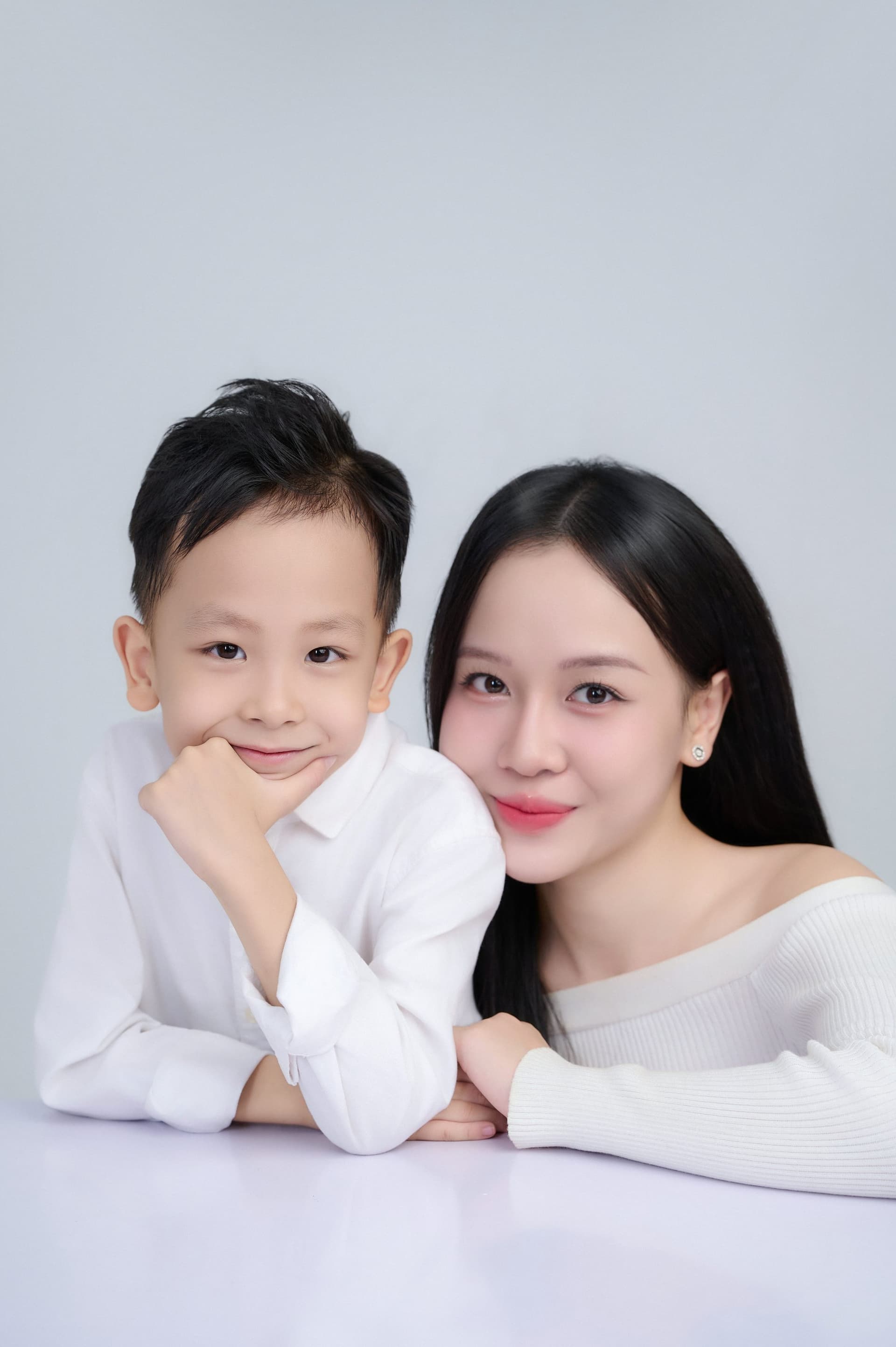 Hai mẹ con Mebopiu và bé Bo 6 tuổi ngồi bên nhau cười rạng rỡ, ghi dấu hành trình làm mẹ đơn thân.
