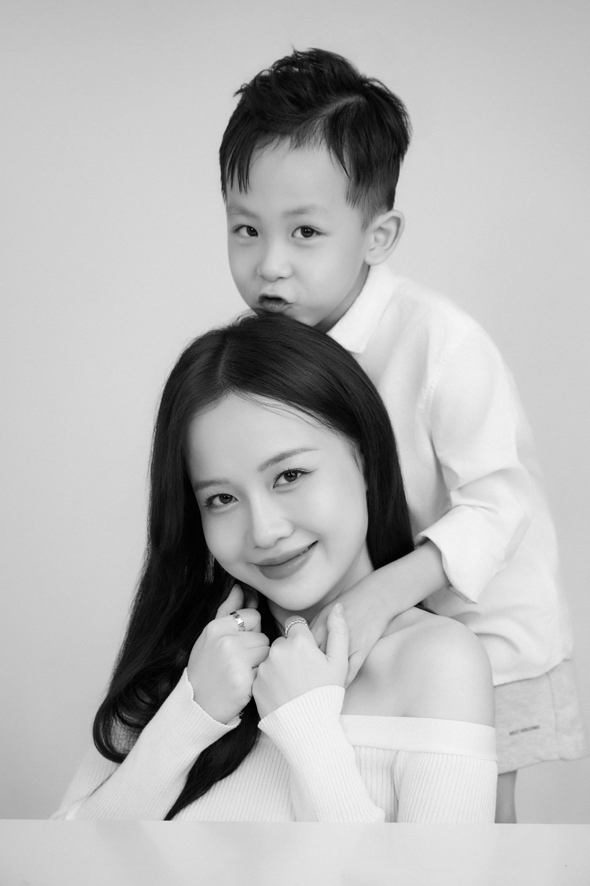 Bé Bo 6 tuổi tinh nghịch trèo trên lưng mẹ Mebopiu, khoảnh khắc hạnh phúc ngập tràn nụ cười.