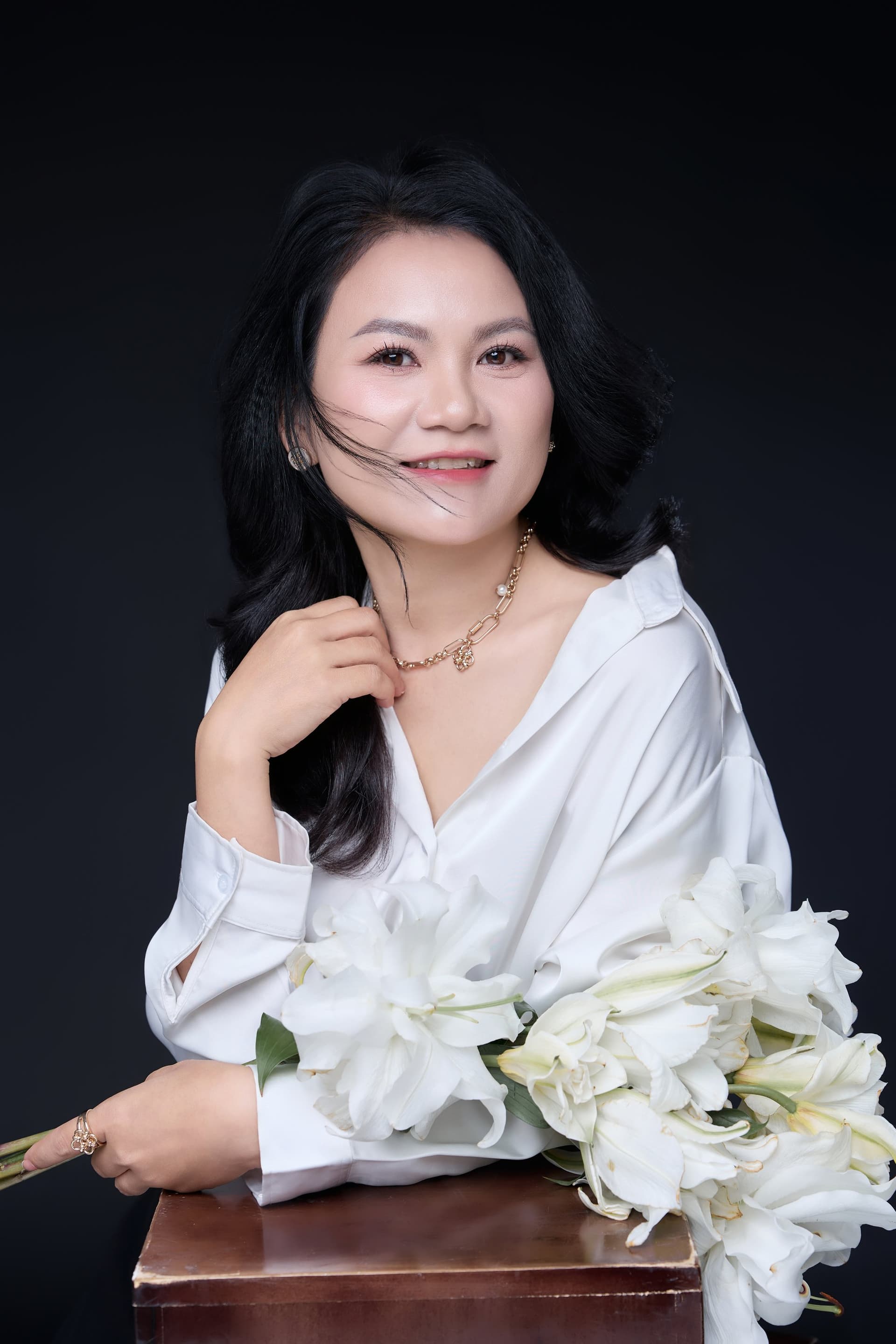 Chân dung chị Hà Nguyễn rạng rỡ với nụ cười hiền lành, ánh mắt bình yên tĩnh tại nhìn thẳng