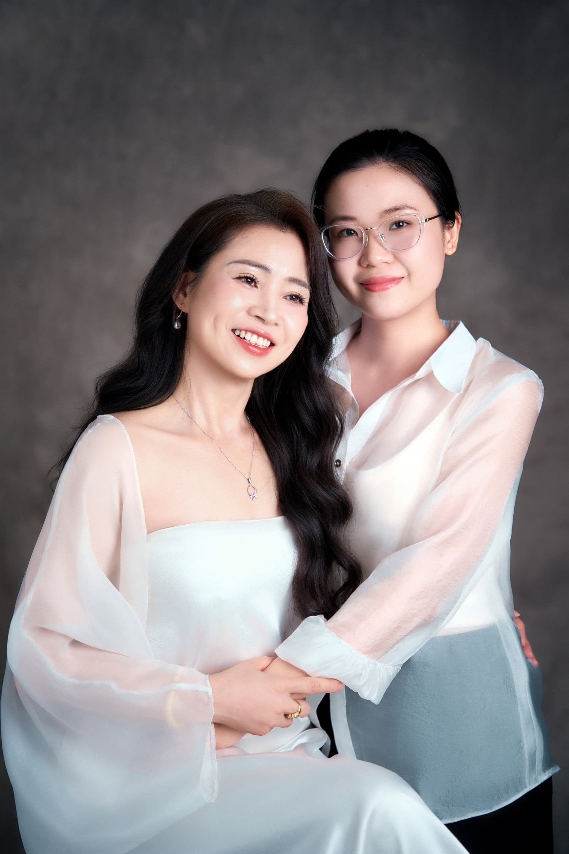 Cô Mận và con gái đứng bên nhau mỉm cười hạnh phúc rạng rỡ trong một khung hình chung ấm áp