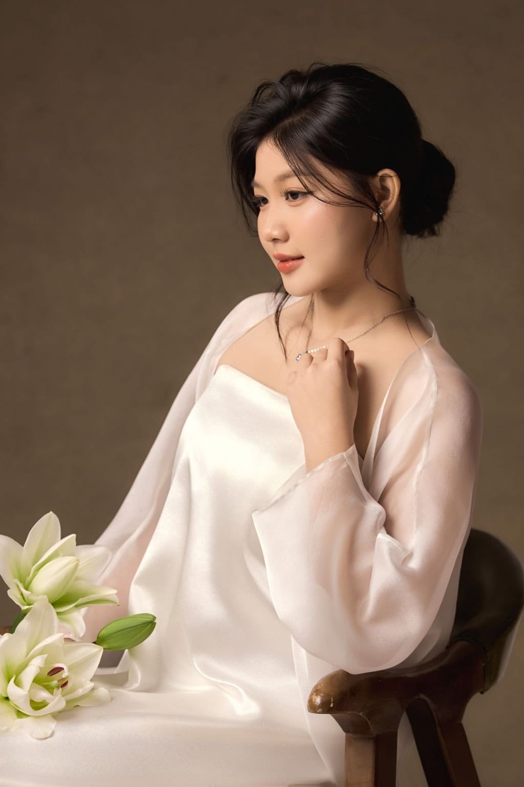 gọn một mái tóc, nhẹ một phần mình — khung hình 3