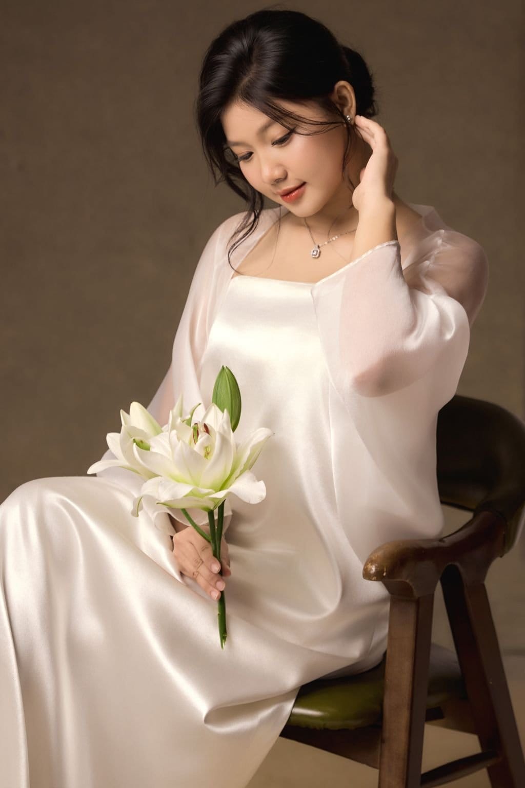 gọn một mái tóc, nhẹ một phần mình — khung hình 4