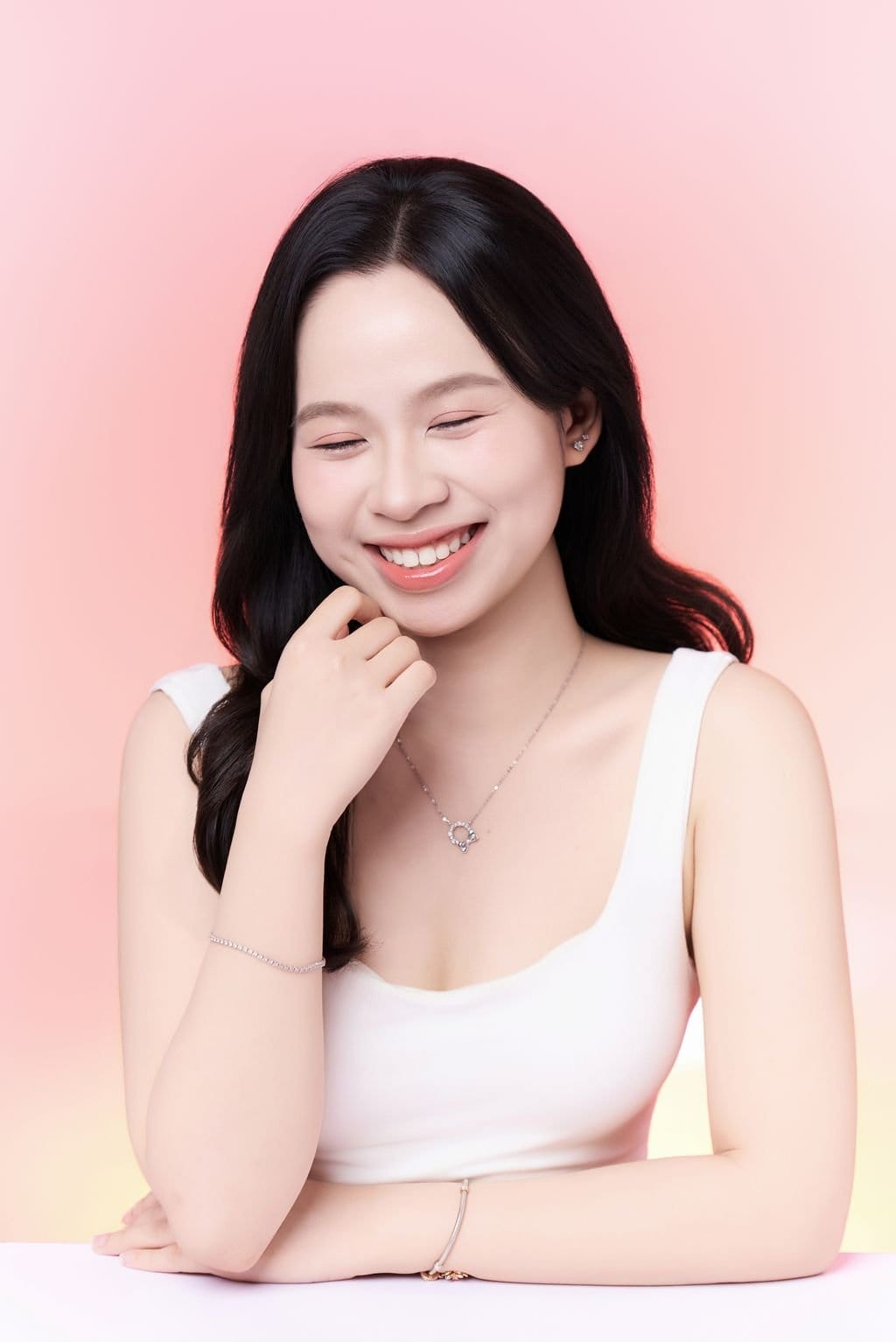 một gam hồng, một nụ cười — khung hình 1